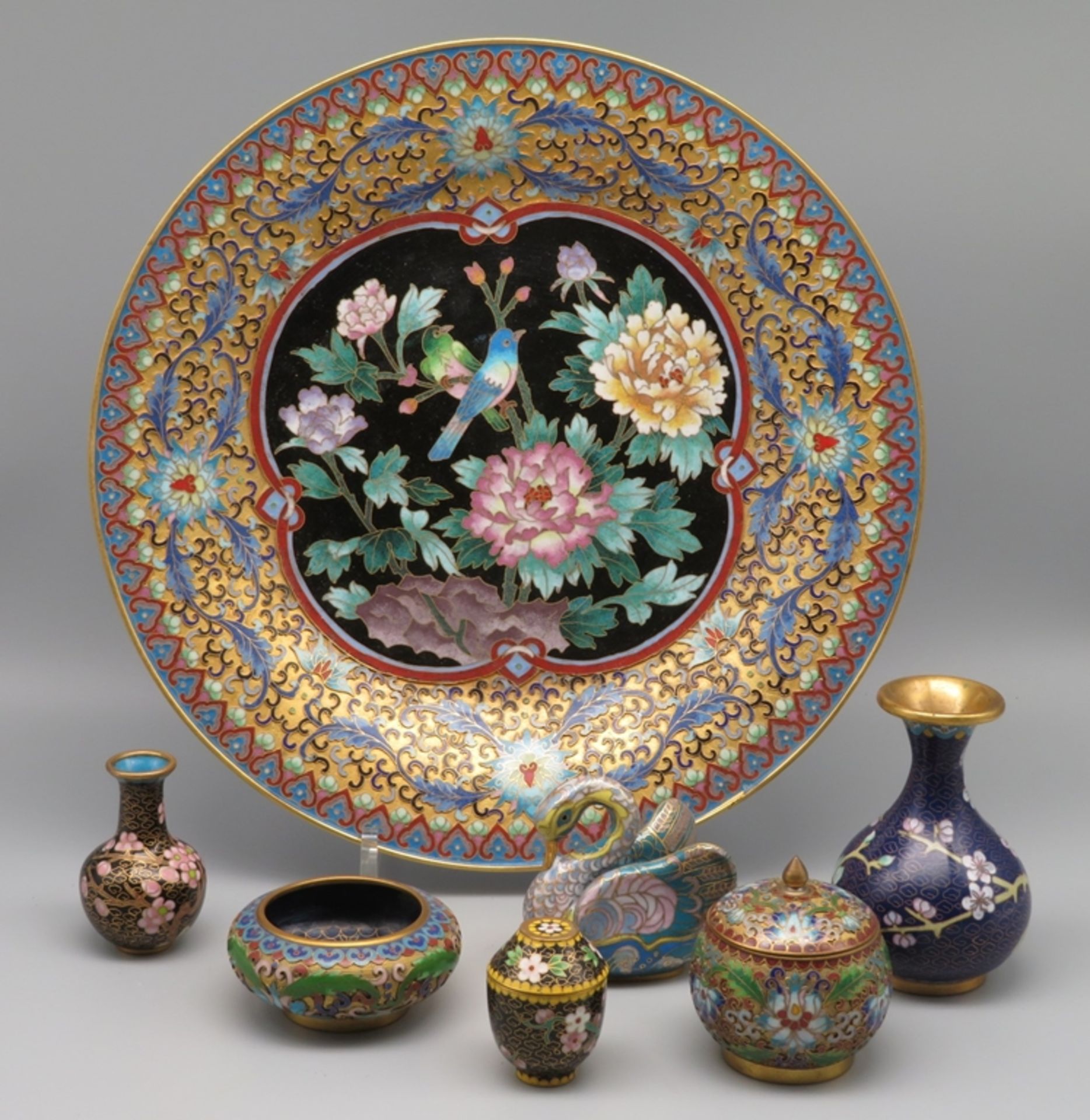 7 teiliges Konvolut diverser Cloisonné Objekte, China, farbiger Zellenschmelz, Teller d 31 cm, höch