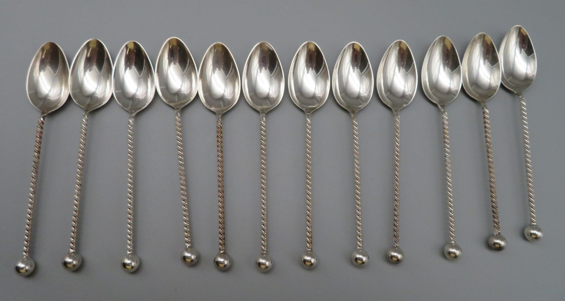 12 elegante Teelöffel, Silber 835/000, punziert, 92 g, gedrehte Griffe endend in Kugeln, l 11 cm.