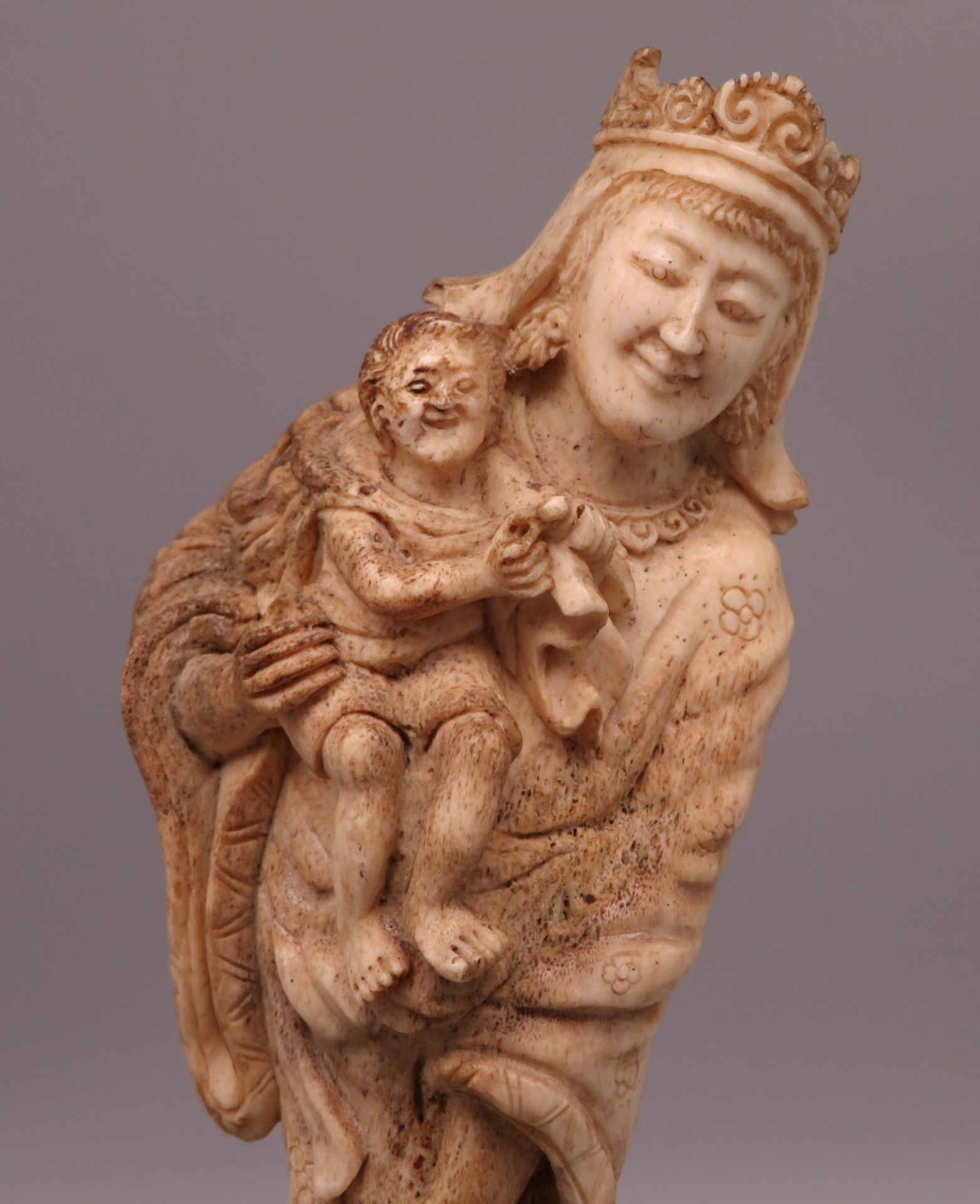 Bekrönte Madonna mit Kind, Südeuropa, Horn fein geschnitzt, Holzsockel, Krone mit Best., h 24 cm, d - Image 2 of 4