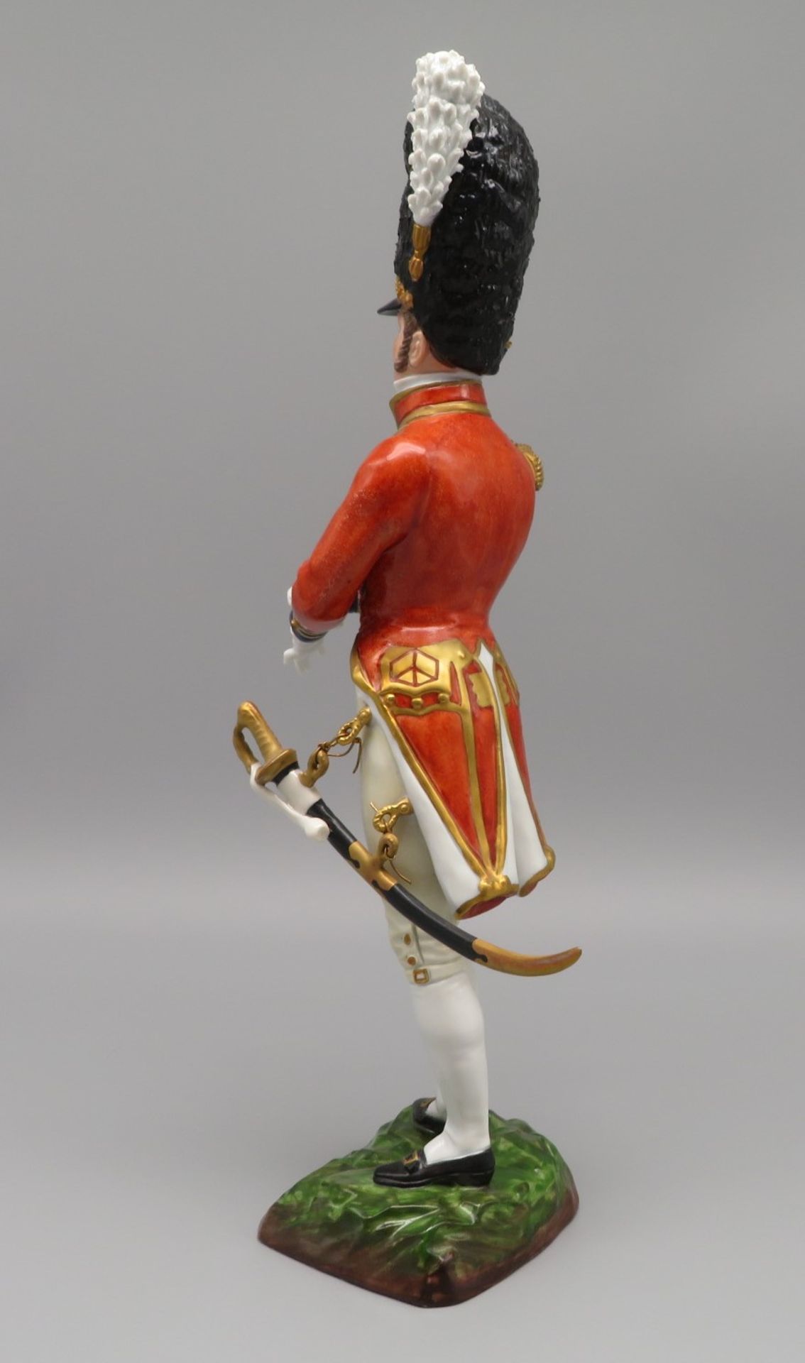 Porzellanfigurine, Stehender Soldat, Sitzendorf, im Boden bet. "Scots Guards Officer Review 1815", - Image 2 of 3