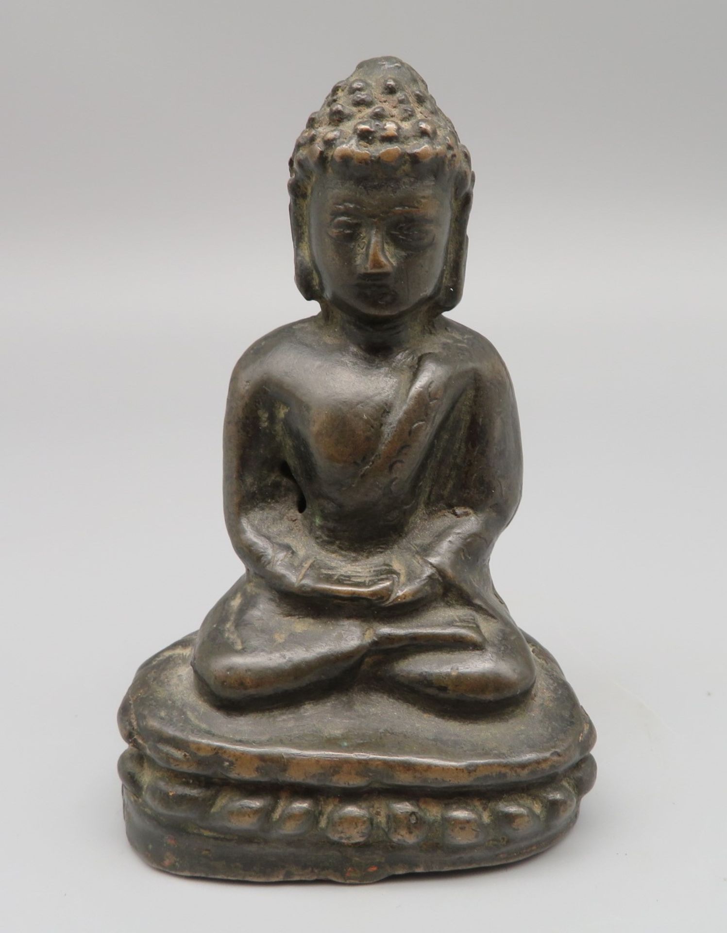 Sitzender Buddha im Lotussitz, Südostasien, antik, Bronze, Lotusthron, rücks.besch., 10 x 6,5 x 4 c