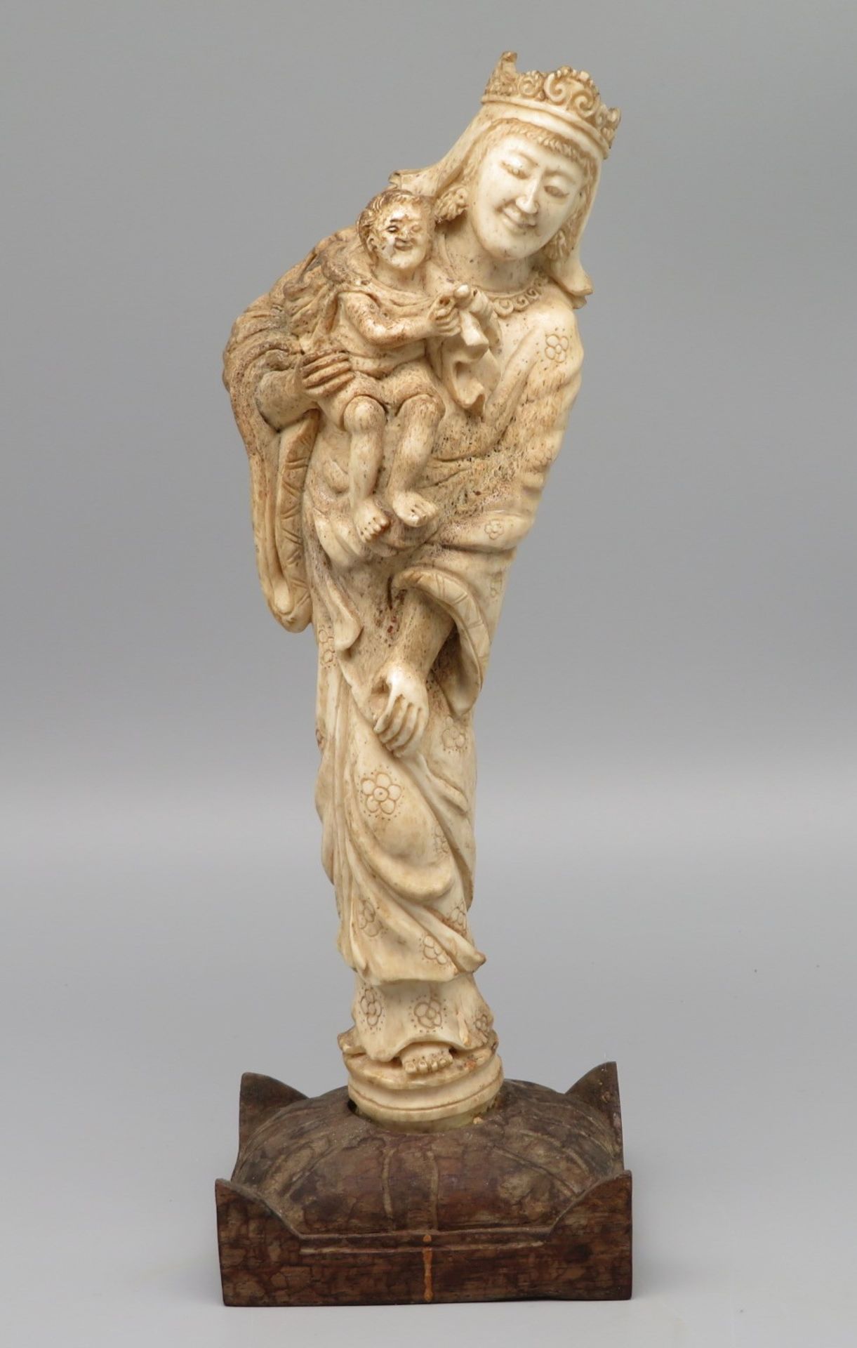 Bekrönte Madonna mit Kind, Südeuropa, Horn fein geschnitzt, Holzsockel, Krone mit Best., h 24 cm, d