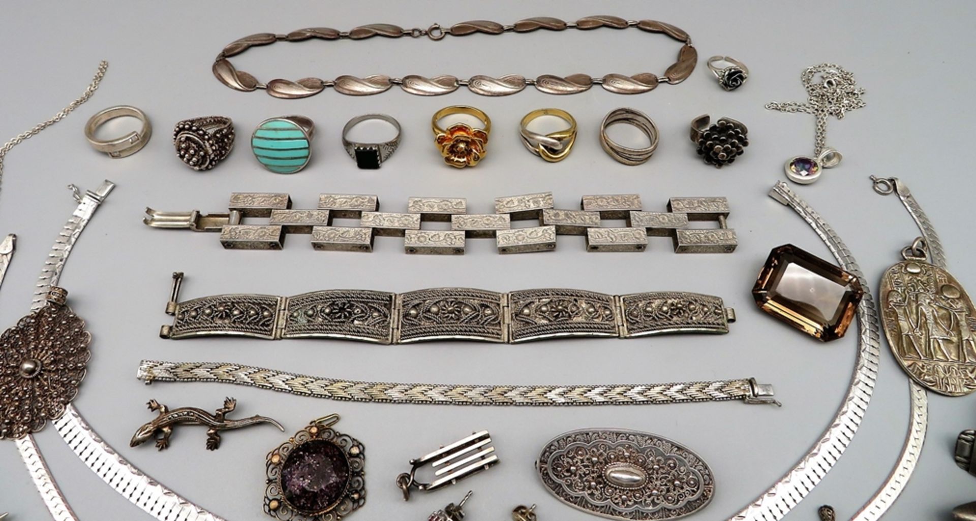 Großes Konvolut Silberschmuck, bestehend aus Ketten, Anhänger, Armbändern, Ringen, Broschen, Mansch - Image 2 of 3