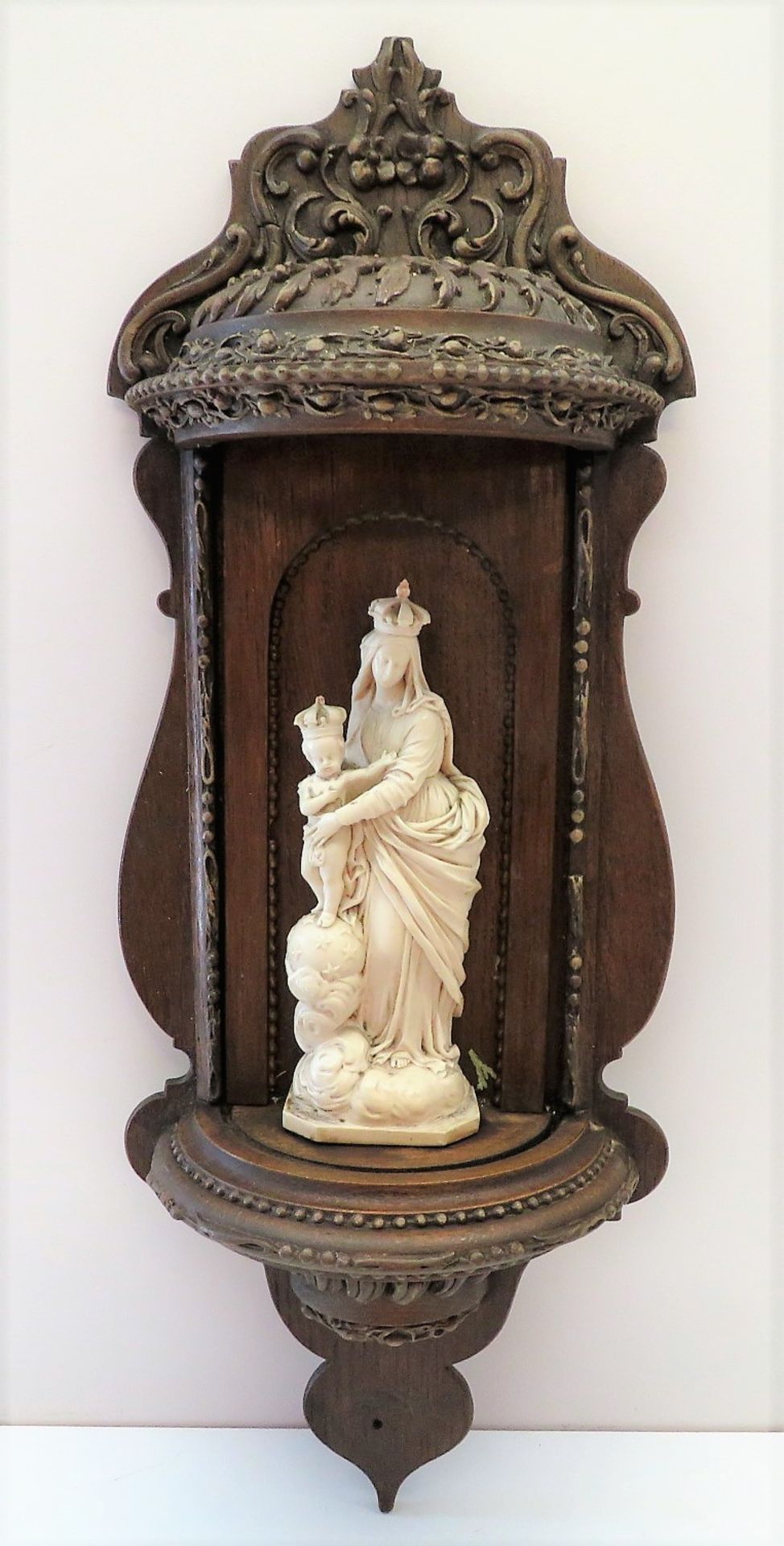 Bekrönte Madonna mit dem Kind, 19. Jahrhundert, Meerschaum geschnitzt, unles.sign., in Wandkonsole,