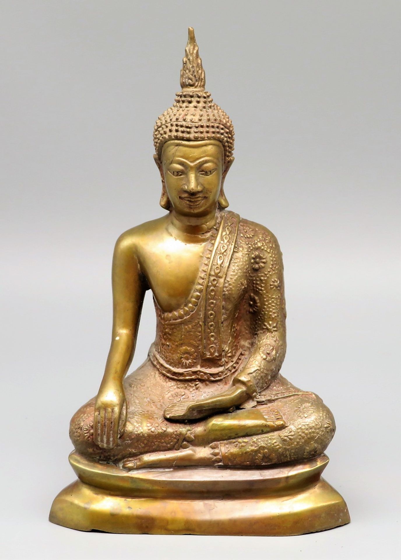 Sitzender Buddha im Lotussitz, wohl Thailand, Bronze, Flammenkrone, 28,8 x 13,3 x 7,4 cm.