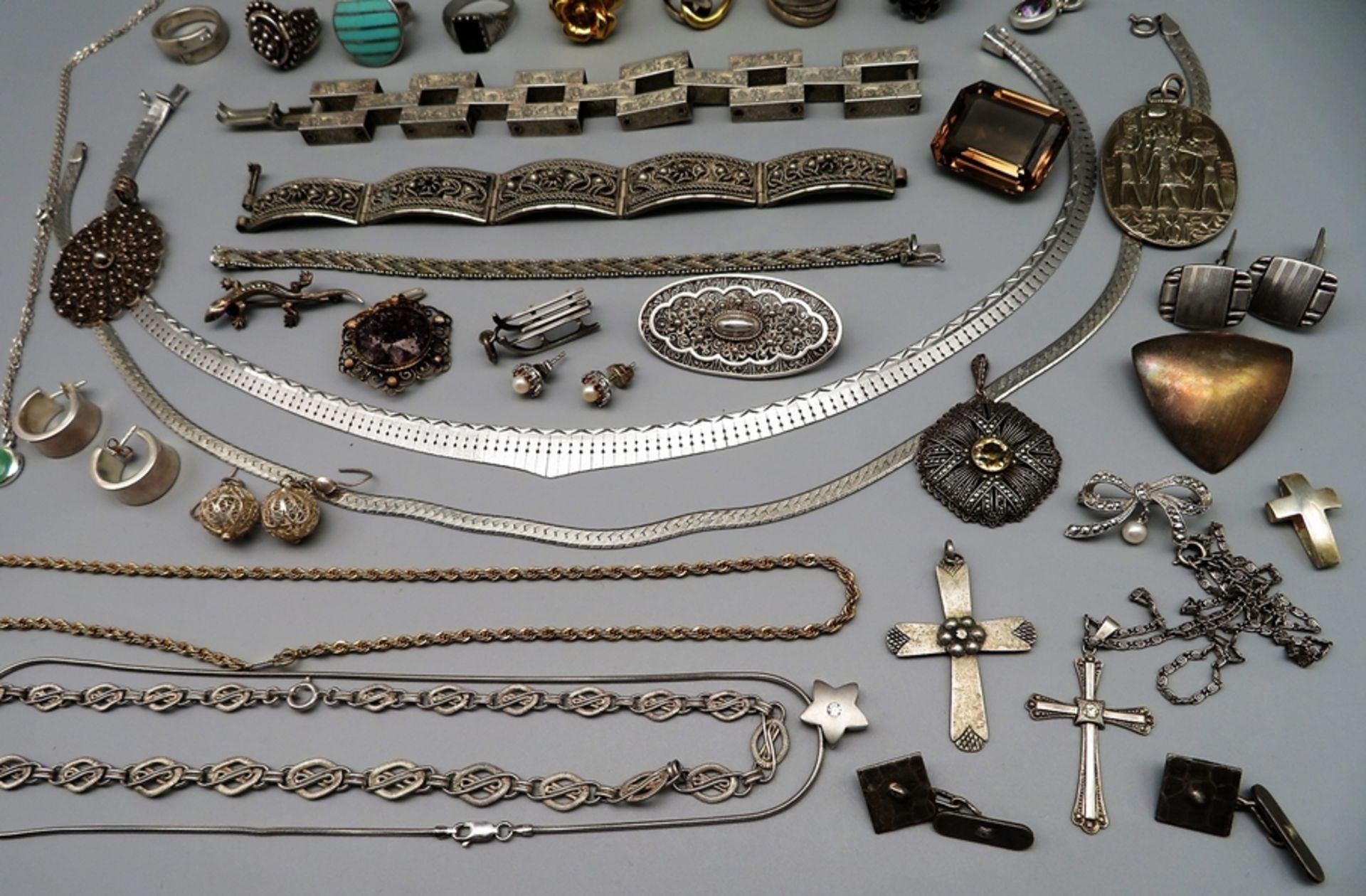 Großes Konvolut Silberschmuck, bestehend aus Ketten, Anhänger, Armbändern, Ringen, Broschen, Mansch - Image 3 of 3