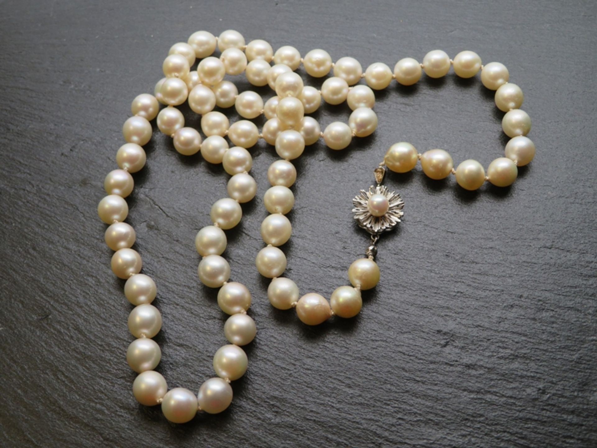 Klassische Perlenkette, Schließe Weißgold 585/000, punziert, diese besetzt mit Perle, sign., einzel