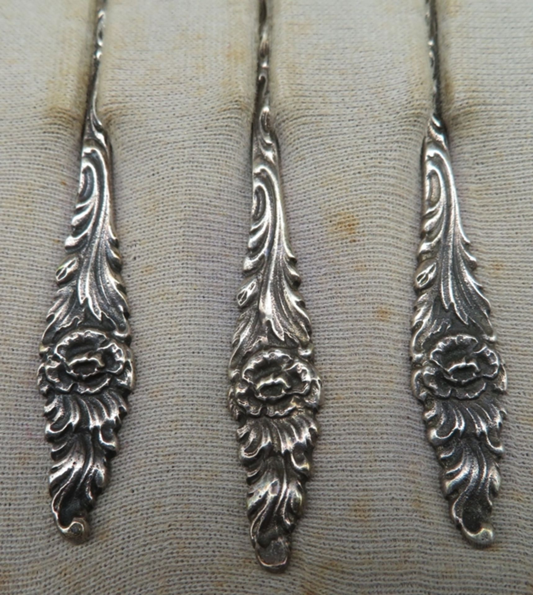 12 Teelöffel, Silber 835/000, punziert, 97,3 g, Stielenden mit reliefierten Blumenmotiven, in Schat - Image 2 of 2