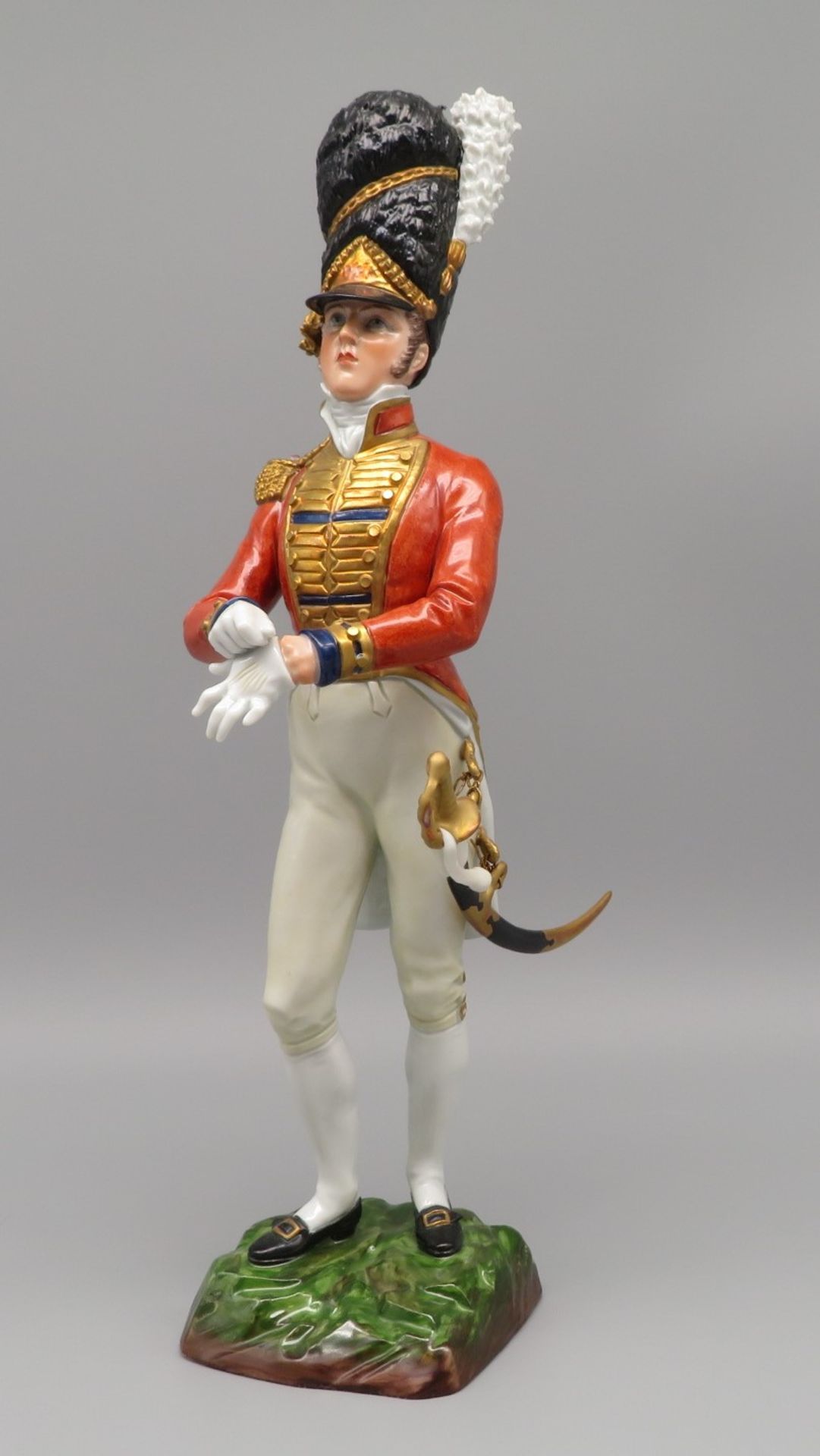 Porzellanfigurine, Stehender Soldat, Sitzendorf, im Boden bet. "Scots Guards Officer Review 1815",