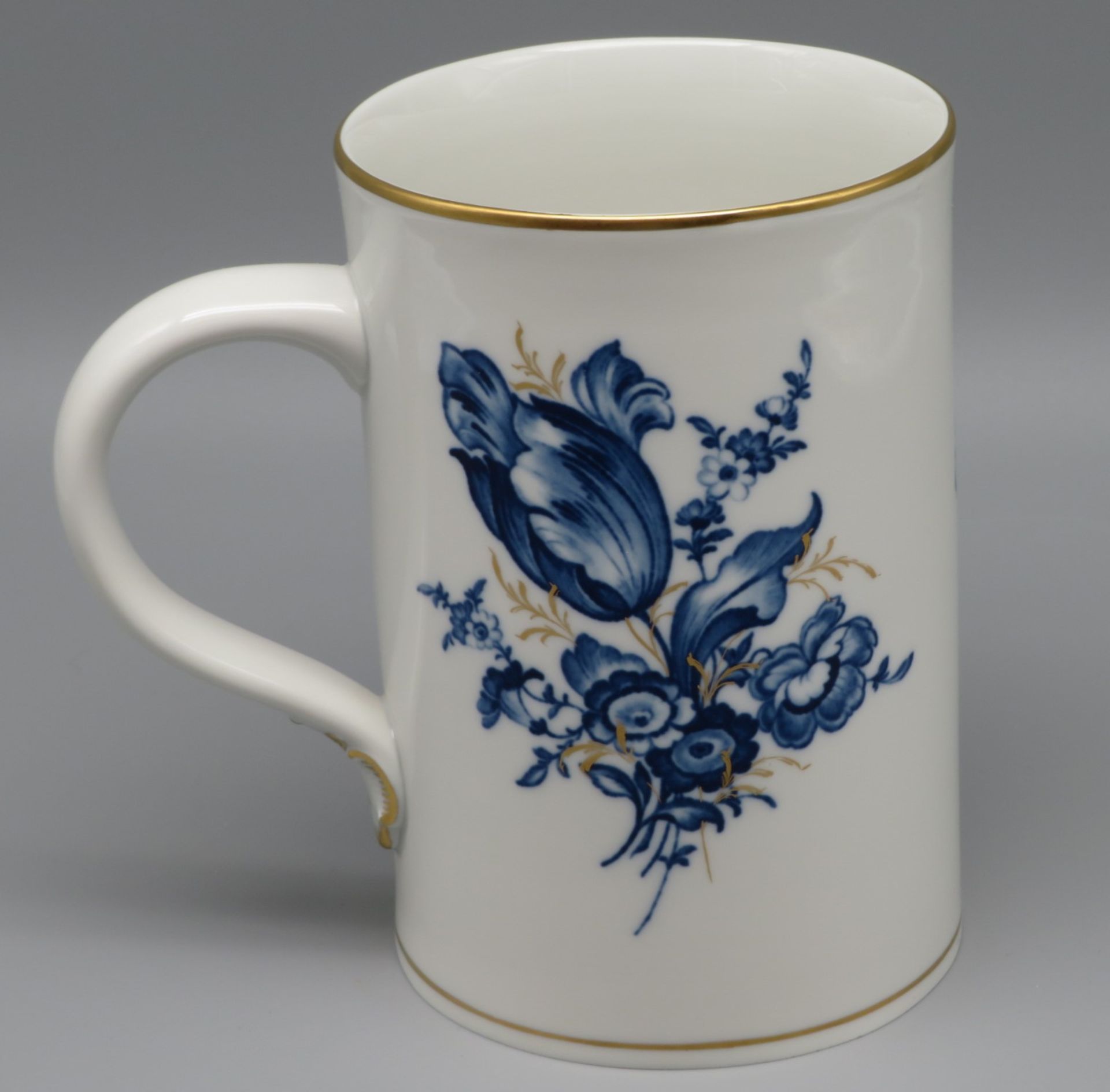 Henkelkrug, Meissen, Blaue Blume, Weißporzellan mit unterglasurblauer Blumenmalerei, Goldrand, unte - Image 2 of 3