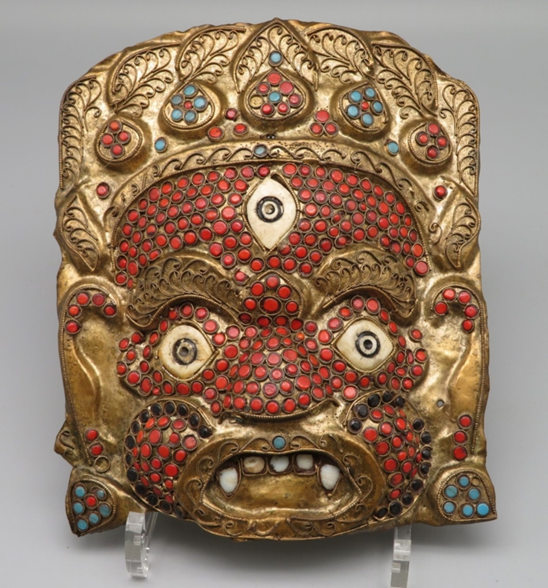 Maske, Tibet/Nepal, Blech besetzt mit Korallen und Türkisen, 20,5 x 17,5 mc.