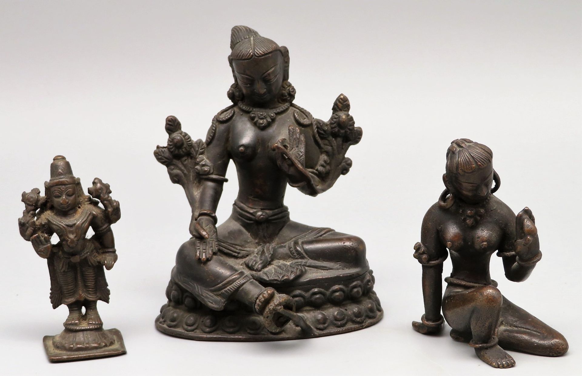 3 Heiligenskulpturen, wohl Indien, Bronze, h 6,5/7/10,5 cm.