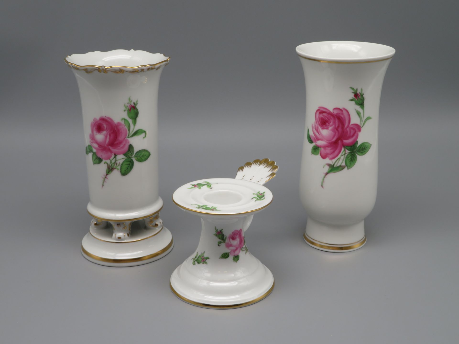 2 Vasen und Kerzenleuchter, Meissen, Weißporzellan mit polychromer Rosenblütenmalerei, Goldrand, un