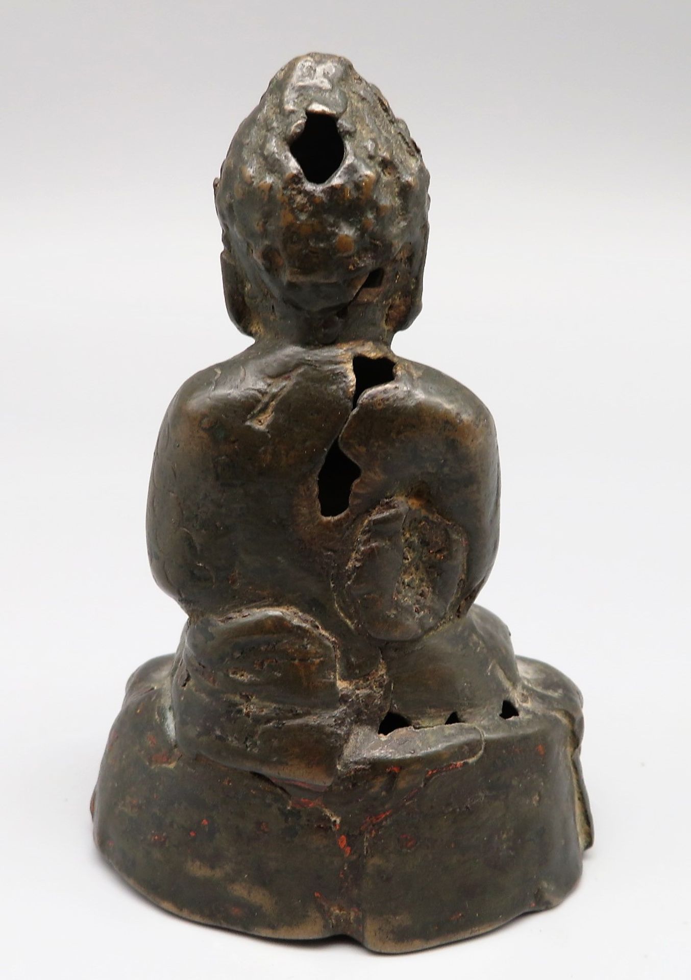 Sitzender Buddha im Lotussitz, Südostasien, antik, Bronze, Lotusthron, rücks.besch., 10 x 6,5 x 4 c - Image 2 of 3
