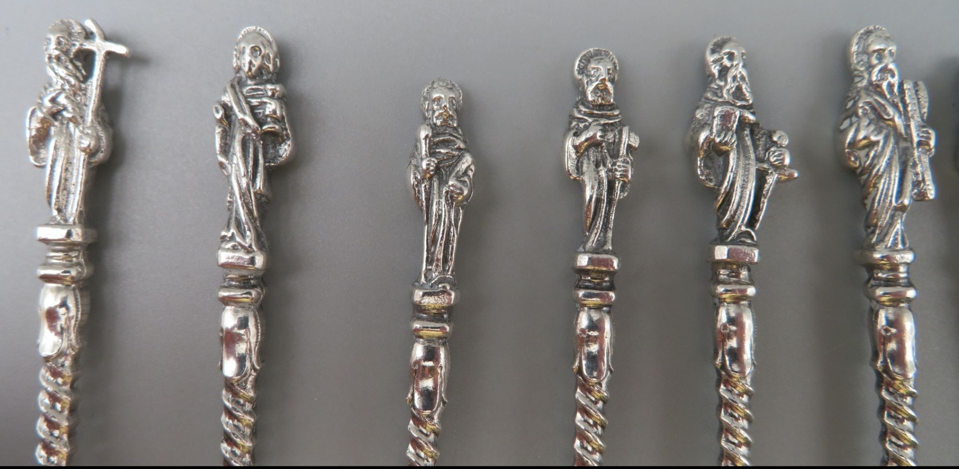 12 Gabeln, Griffe mit figuralen Motiven der 12 Apostel, versilbert, l 12 cm. - Image 2 of 2