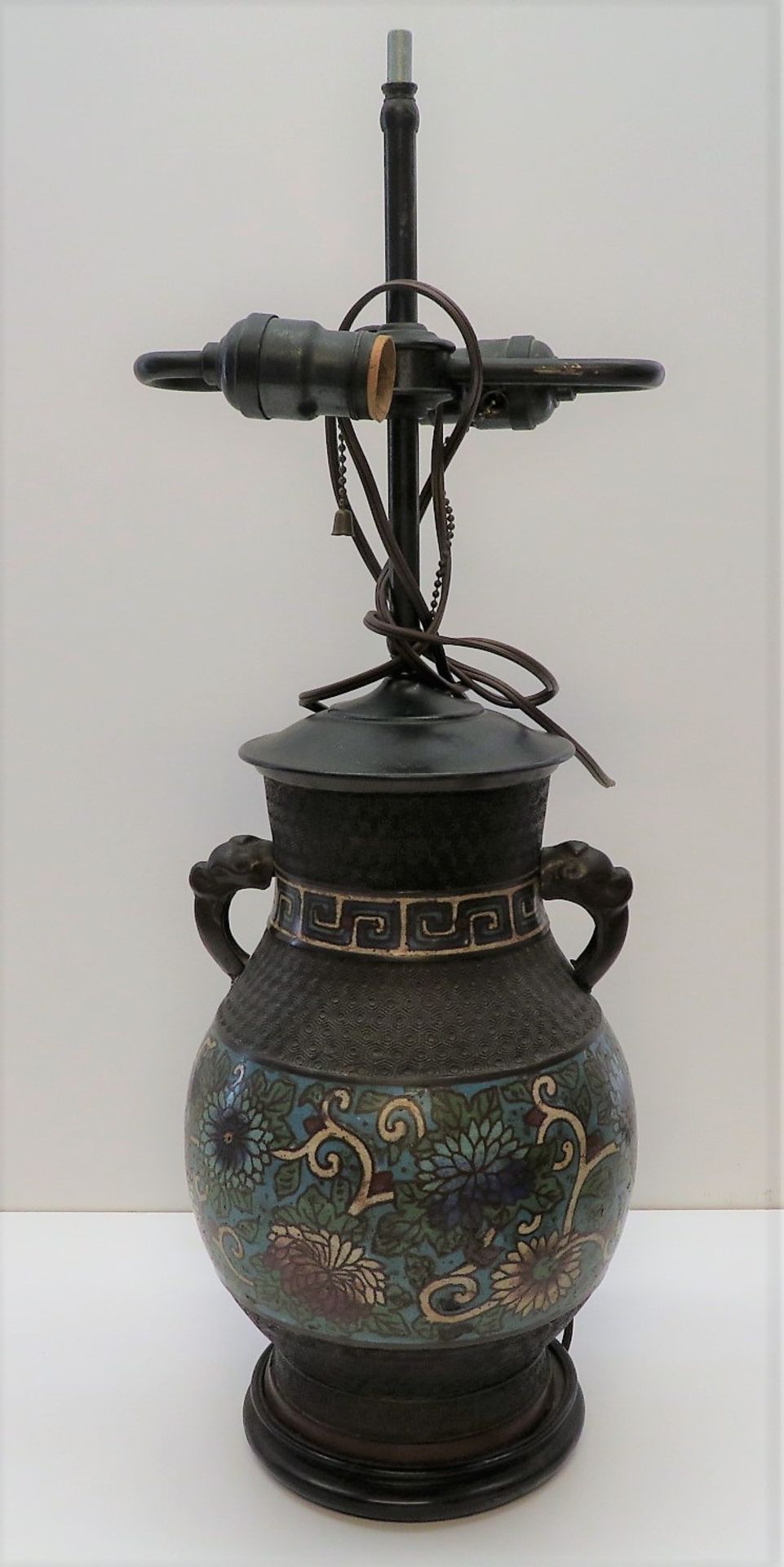 Elegante Cloisonné Vase, China, Bronze mit farbigem Zellenschmelz, Handhaben in Gestalt von Elefant - Image 2 of 2
