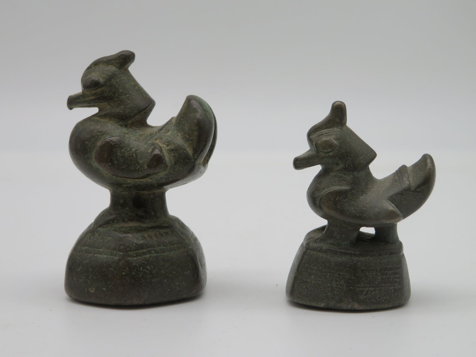 2 antike Opiumgewichte in Gestalt von Enten, Burma, Bronze, h 5/6 cm.