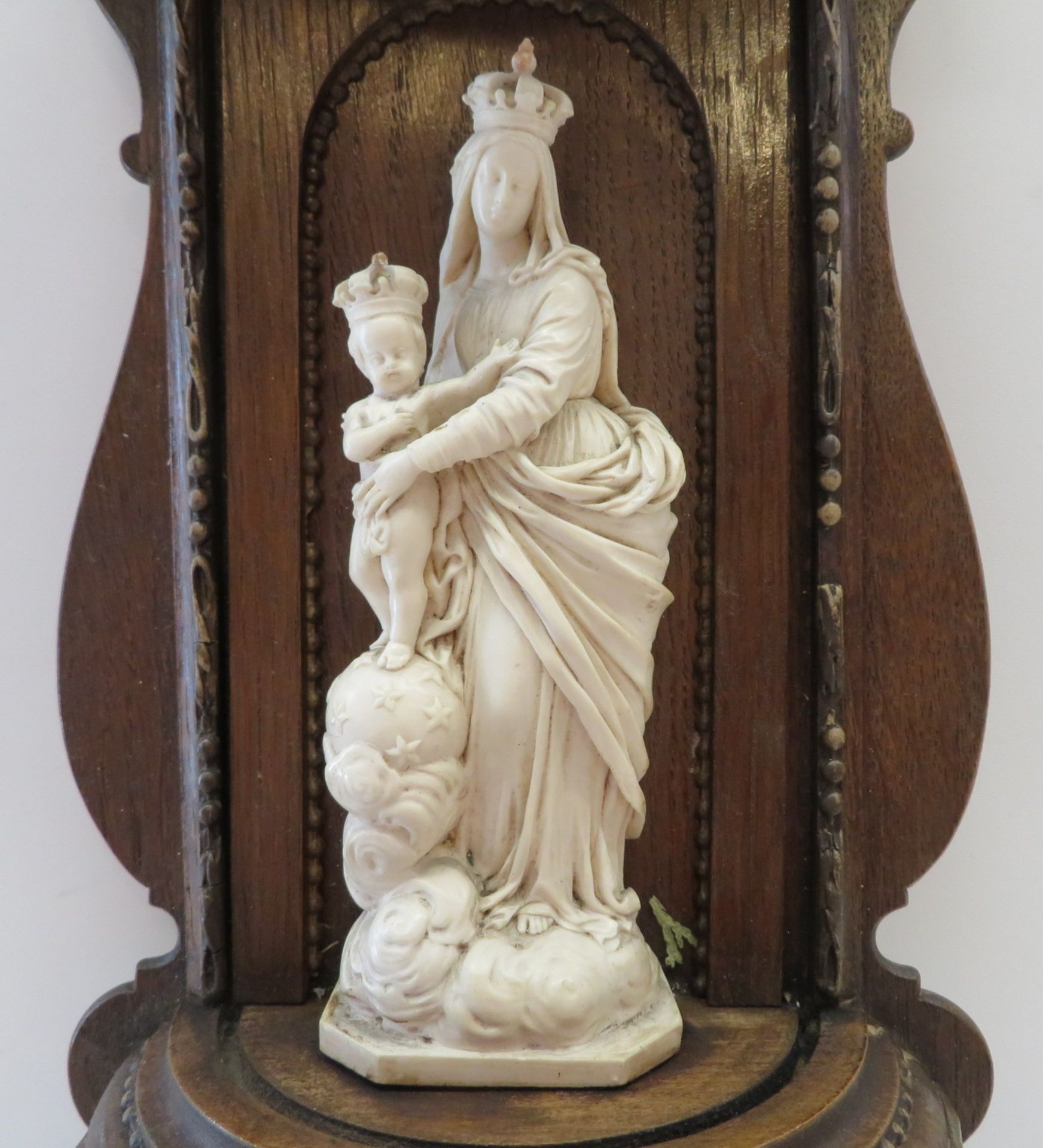 Bekrönte Madonna mit dem Kind, 19. Jahrhundert, Meerschaum geschnitzt, unles.sign., in Wandkonsole, - Bild 2 aus 2