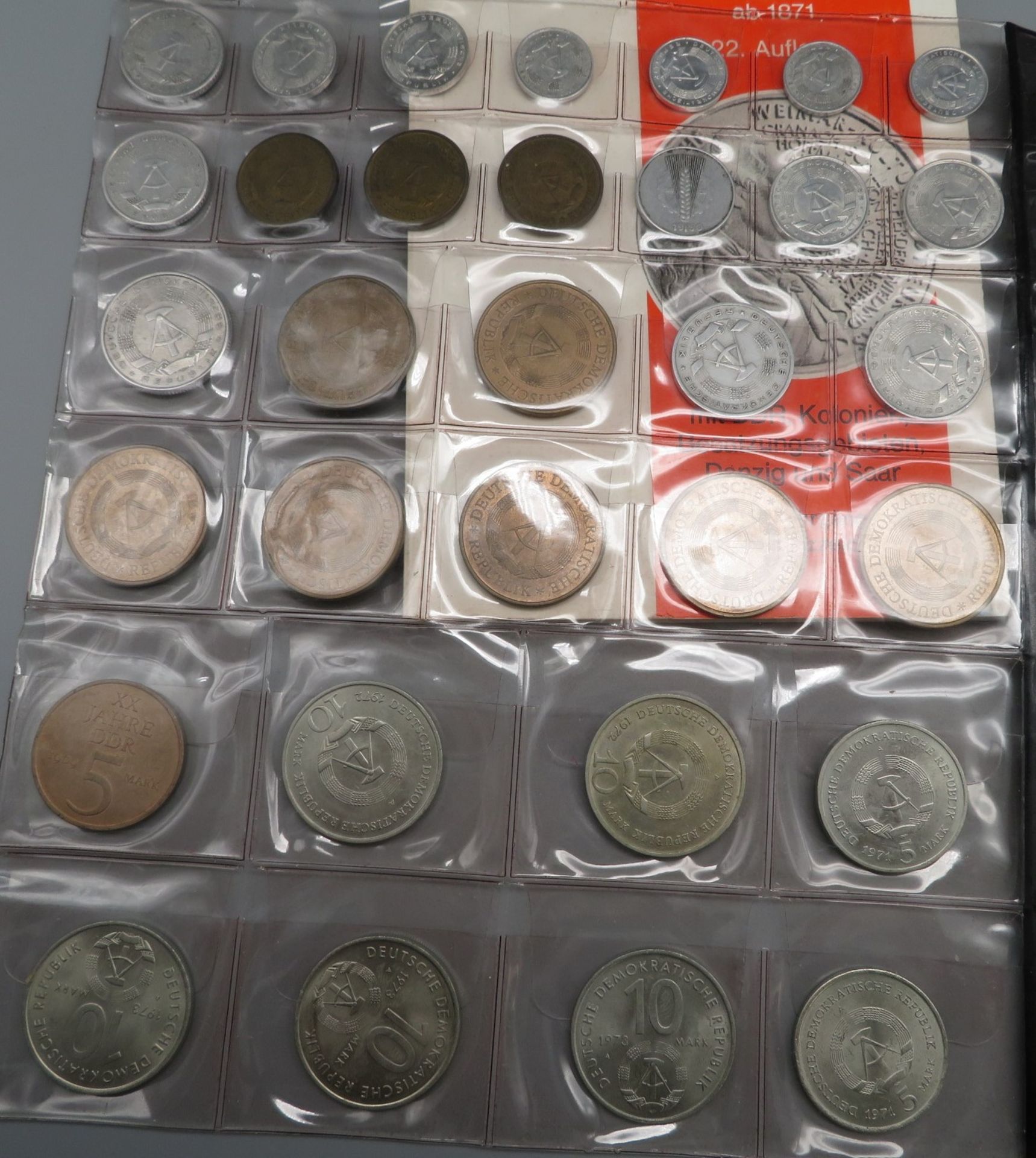 Konvolut von 50 Münzen, Münzenkatalog sowie 3 Medaillen, Deutsche Demokratische Republik, u.a. Jäge - Image 3 of 3
