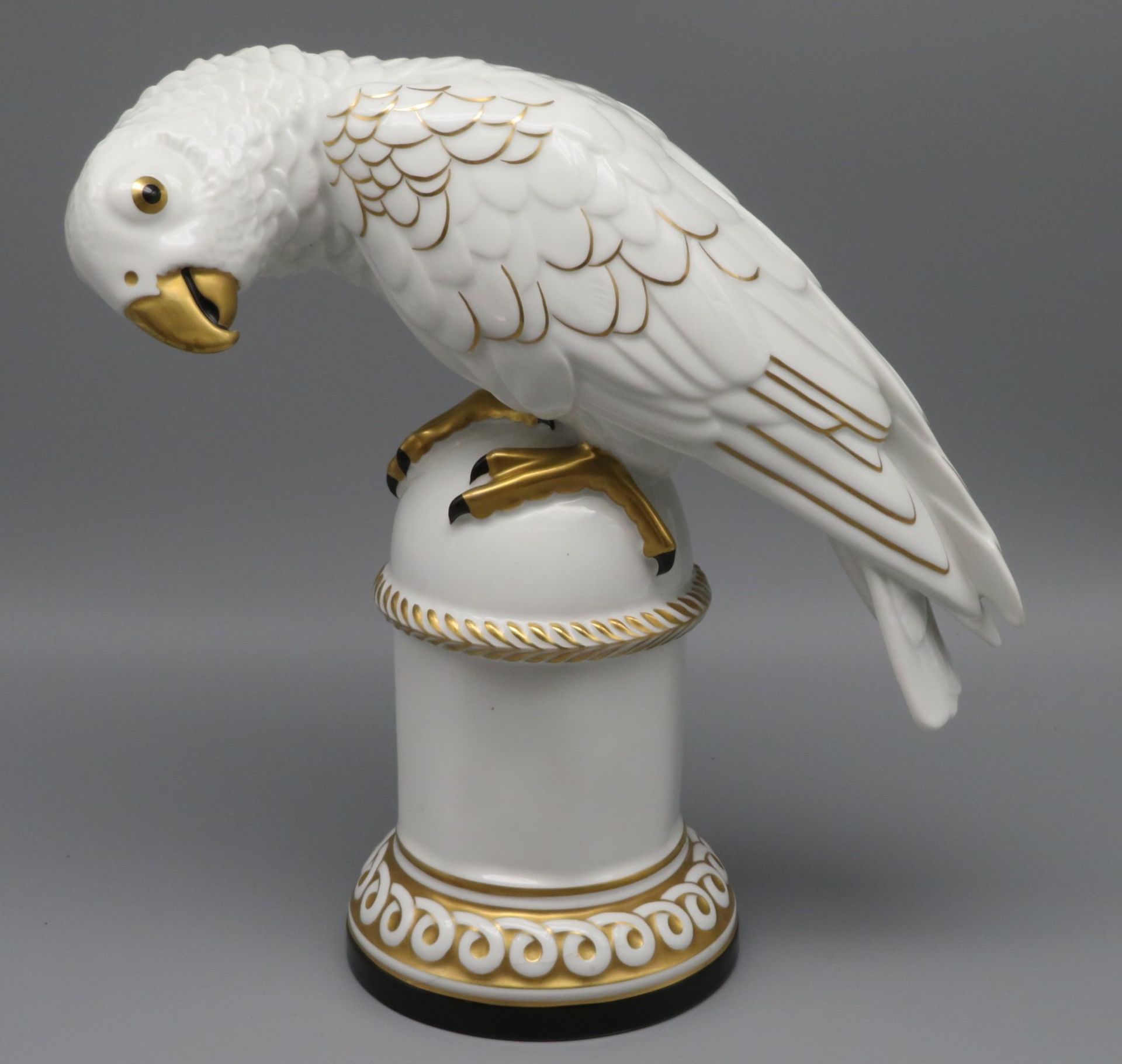 Porzellanfigur, Papagei auf Sockel thronend, Porzellanfabrik Zeh, Scherzer & Co, Entwurf A. Billman