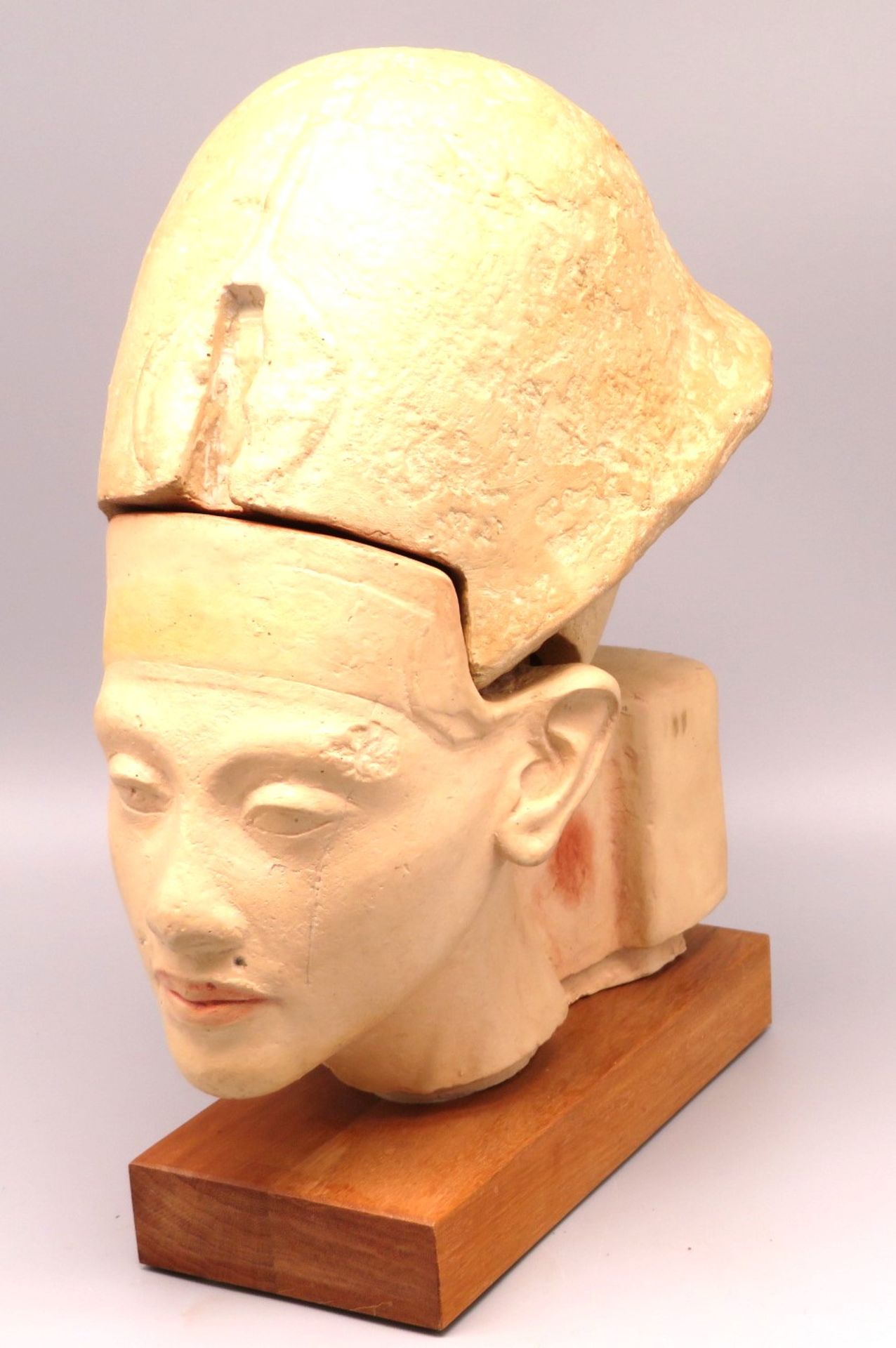 Büste des Pharao Akhenaten (Amenhotep IV.), Polymerguss, Museums-Replikat, Holzsockel, kleine Besch