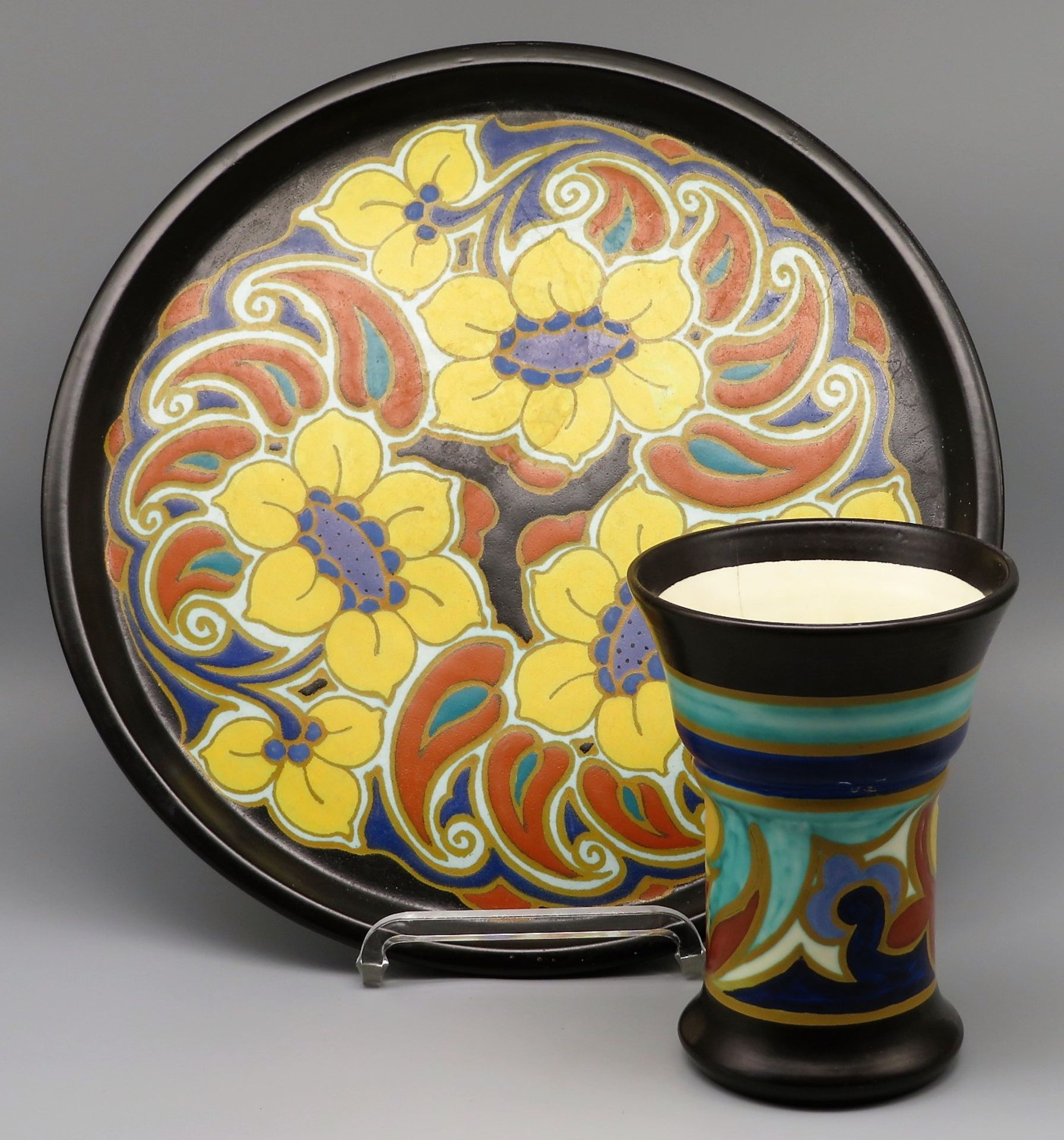 Tablett und Vase, Jugendstil, um 1900, Fayence mit polychromer Bemalung von Blüten, gem. "Arnhem Er