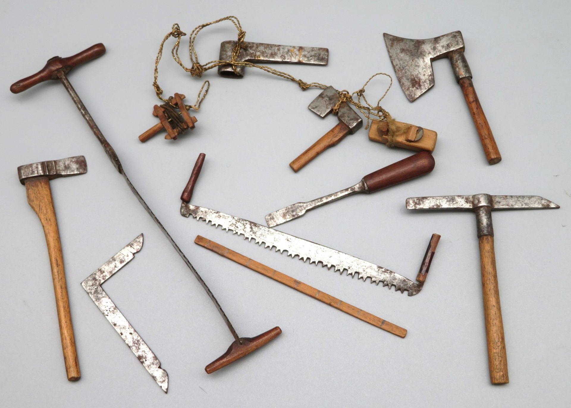 12 antike Gerätschaften aus einem Eingericht, wohl um 1800, geschmiedetes Eisen und Holz, Säge l 13