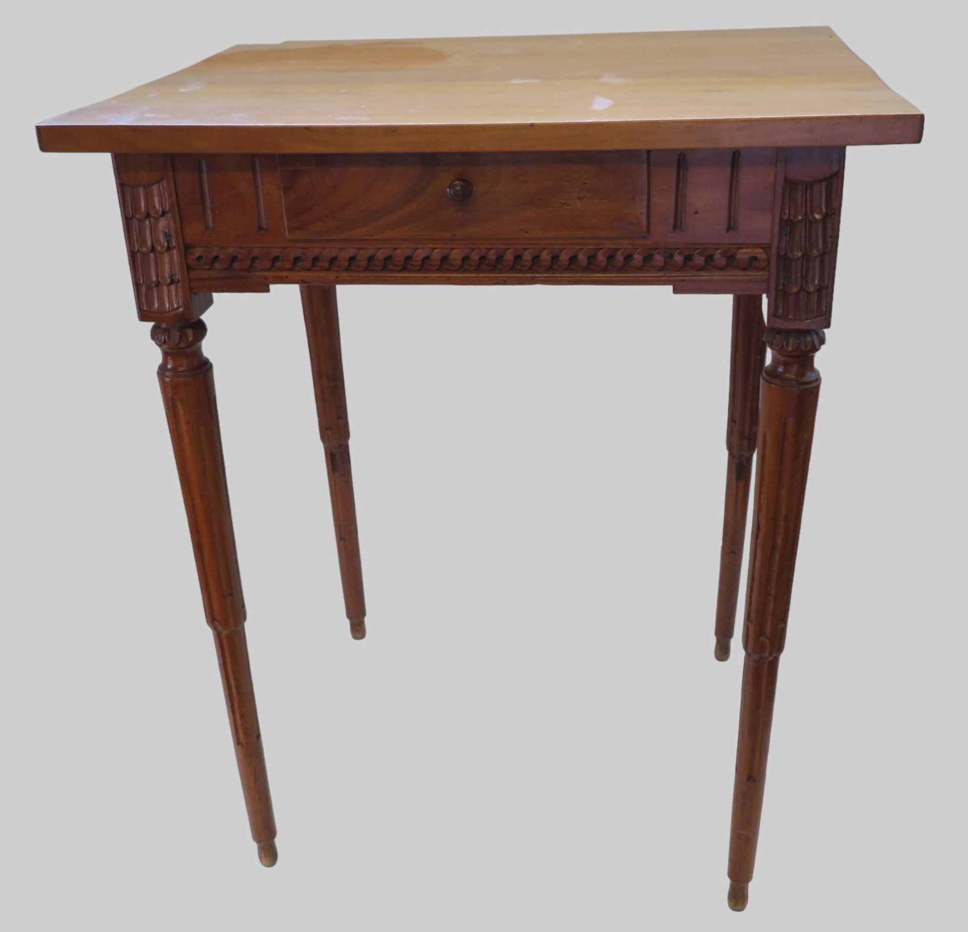 Tisch, Louis XVI., 18. Jahrhundert, Fuss Nussbaum reich geschnitzt, einschübig, Kirschbaum-Platte (