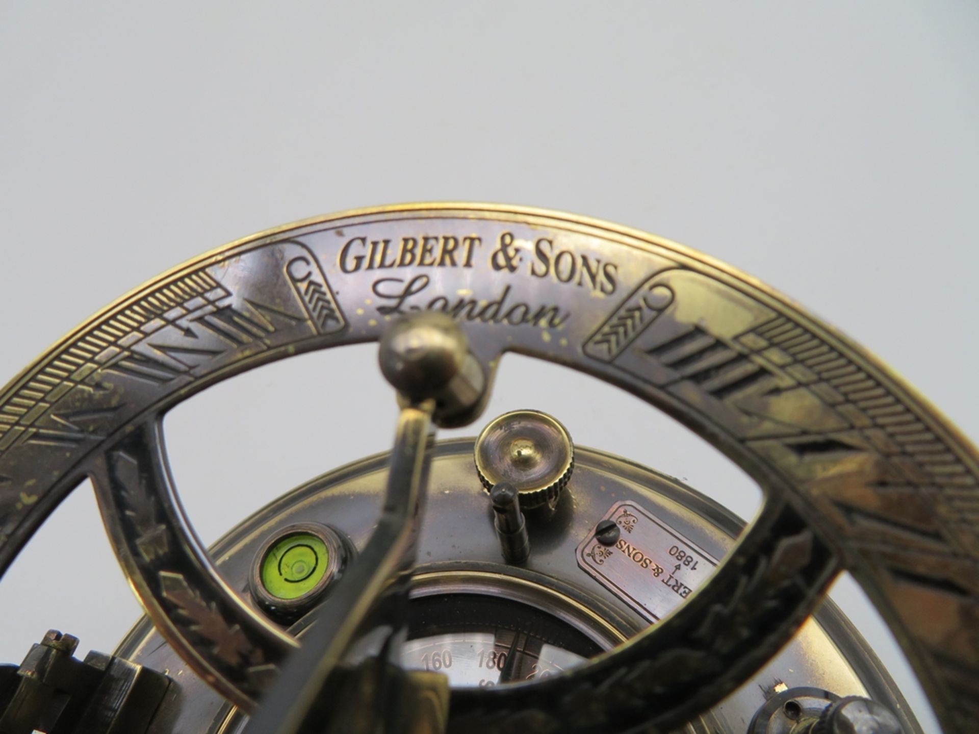 Tischkompass, Gilbert & Sons London, Messing, 20. Jahrhundert, h 11 cm, d 13 cm. - Bild 2 aus 2