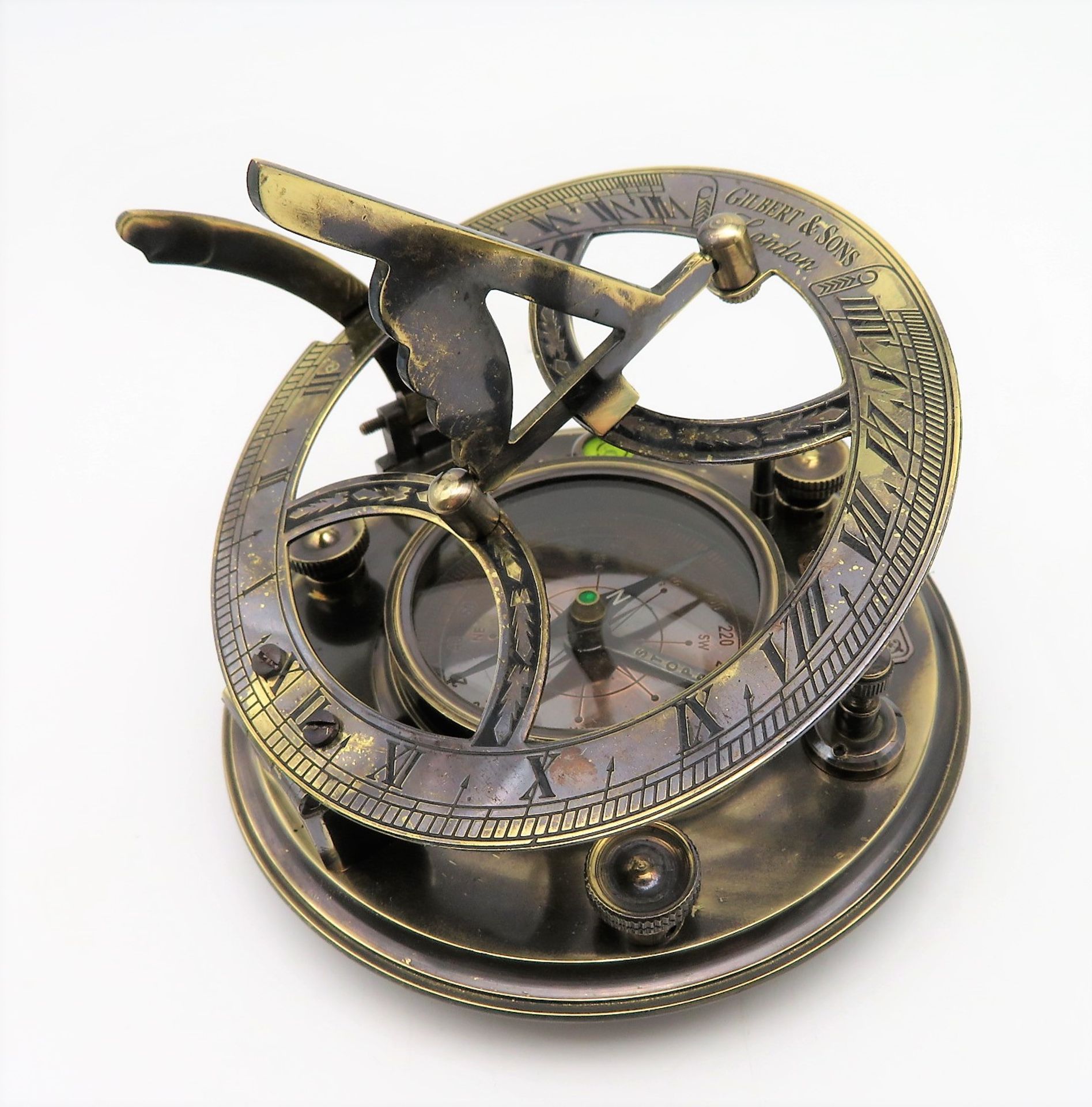 Tischkompass, Gilbert & Sons London, Messing, 20. Jahrhundert, h 11 cm, d 13 cm.