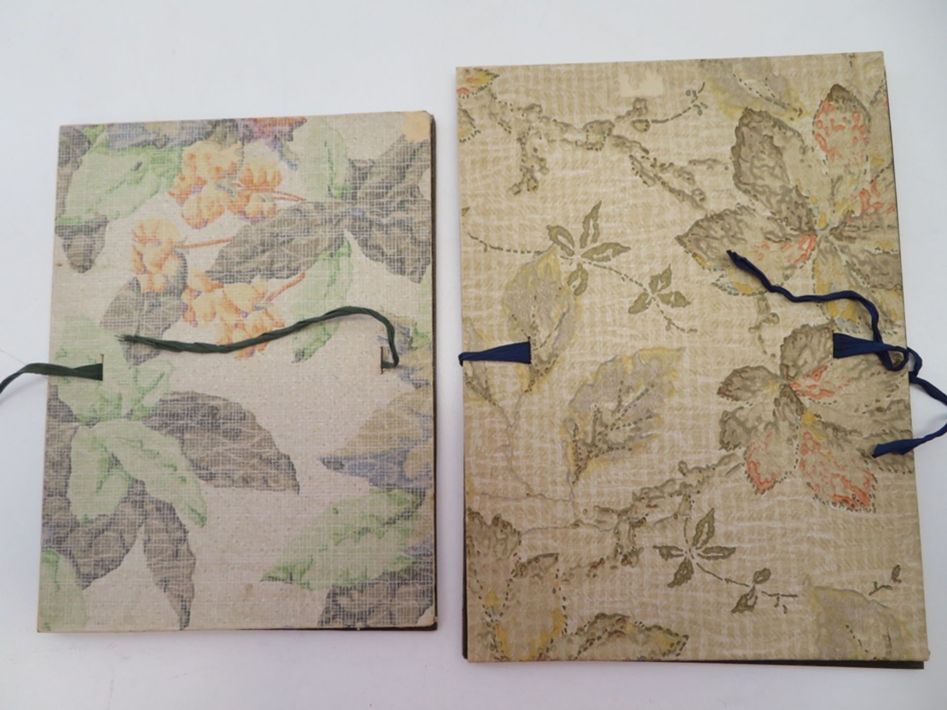 2 alte Puzzles, 1. Hälfte 20. Jahrhundert, Blüten, 30 x 22/26 x 20 cm.