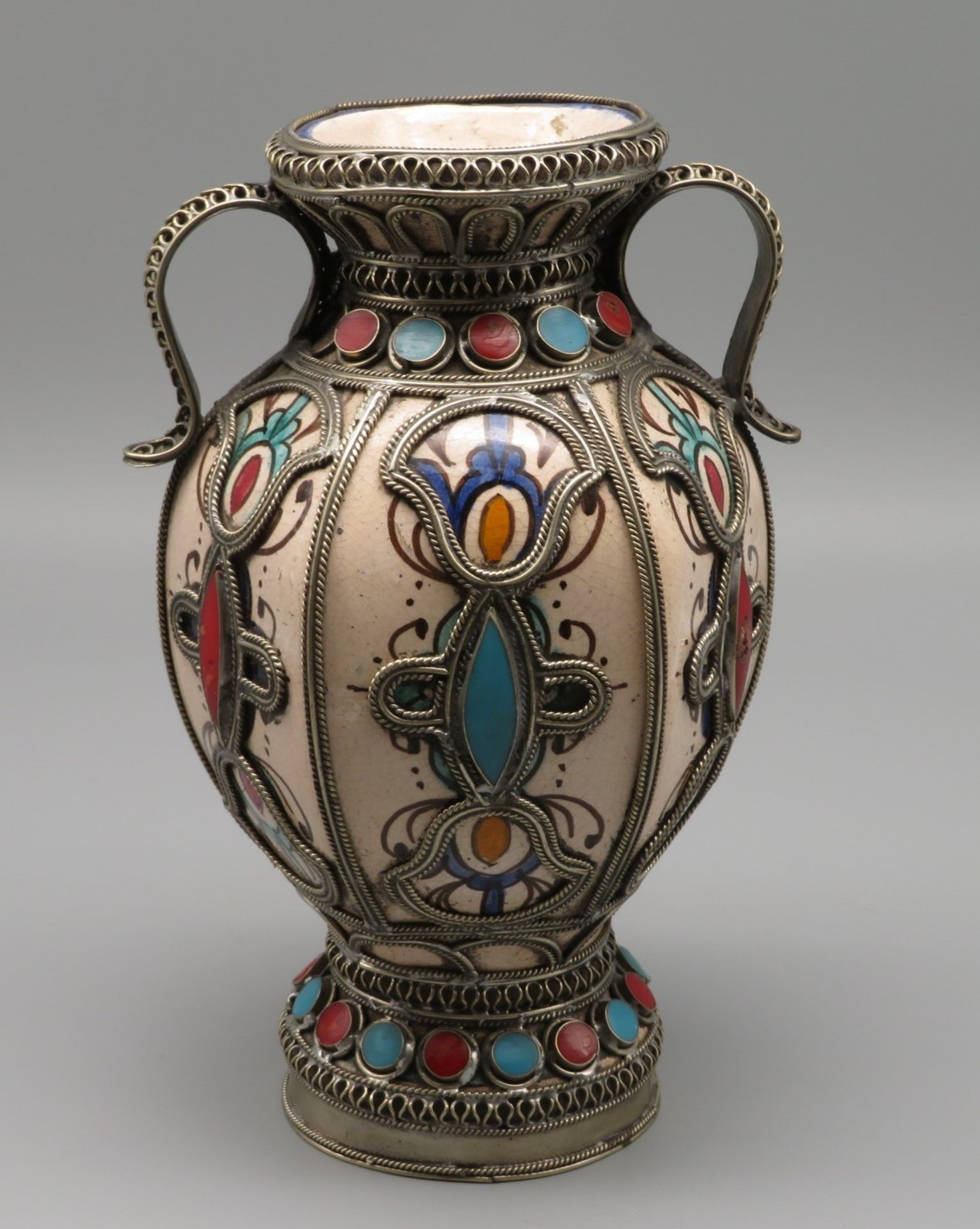 Vase mit Handhaben, Fayence mit Metallmontur und Steinbesatz von Korallen u.a., sign., h 20 cm, d 1