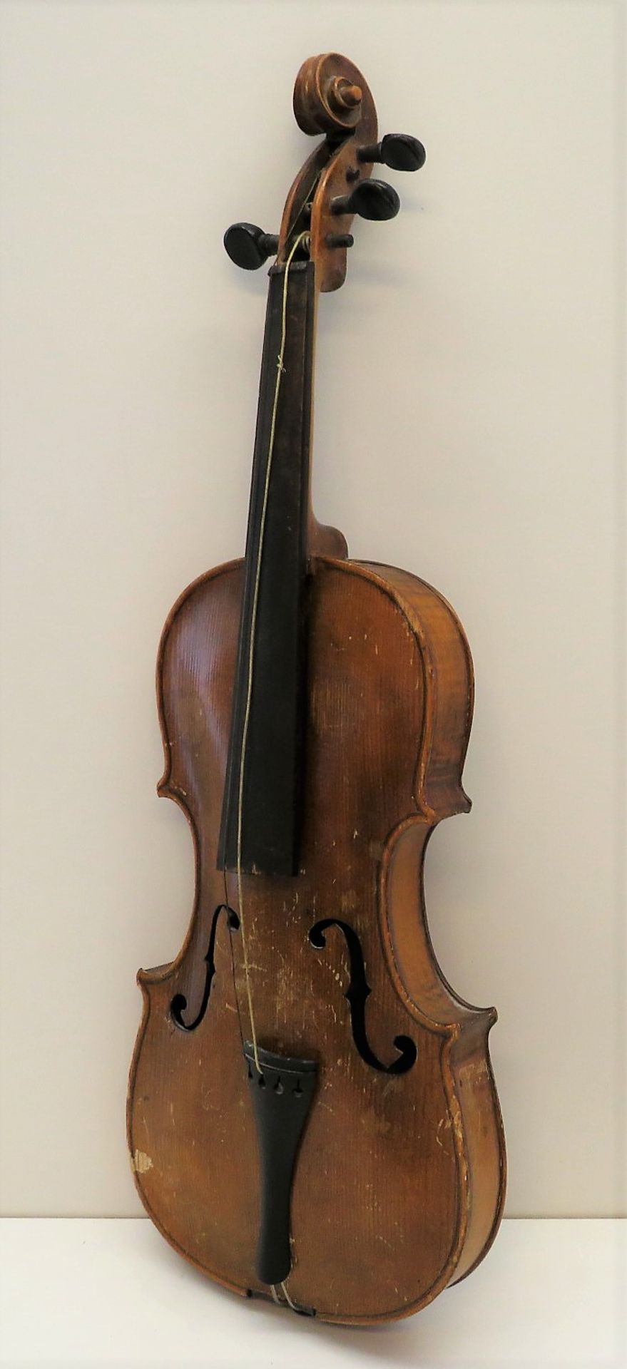 Alte Geige, Etikett "Christian Donat Hopff Klingenthal 1736", Gebrauchsspuren, 59 x 19 x 9 cm.
