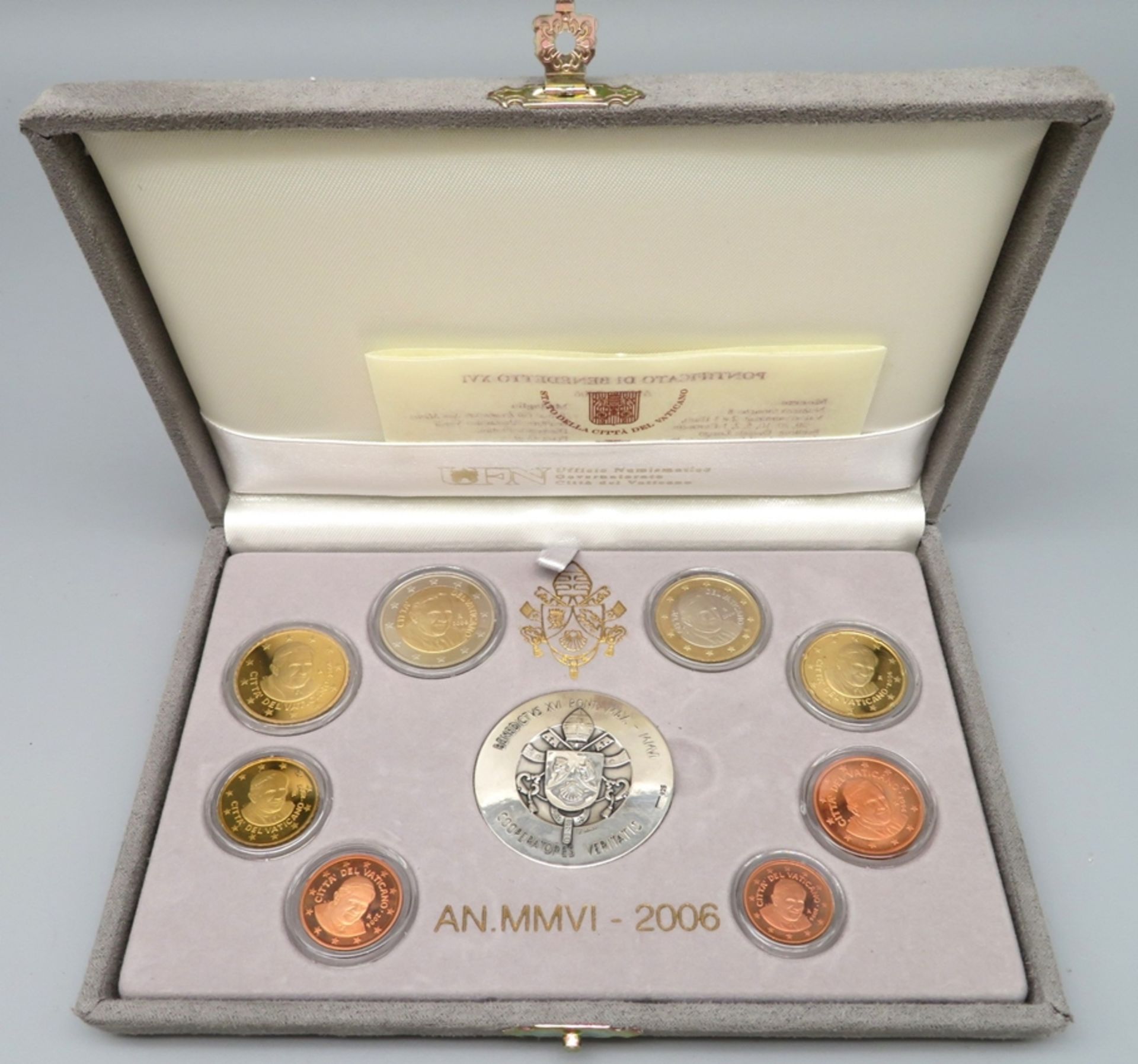 2 Euro-Münzsätze, Johannes Paul II./Benedikt XVI., 2003/2006, mit je 2 Medaillen, diese Silber 925/ - Image 2 of 2