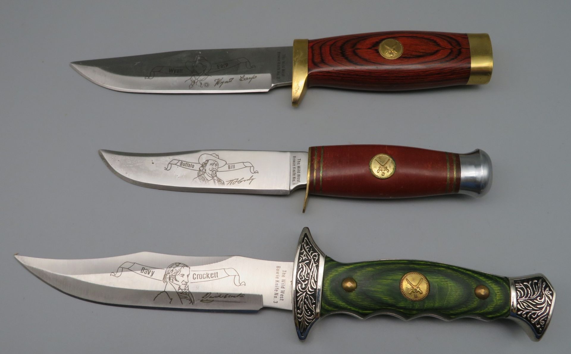 3 diverse Messer, The Wild West Bowie Knife No. 1, 2 und 3, Motiv Laserung der drei Wild West-Helde