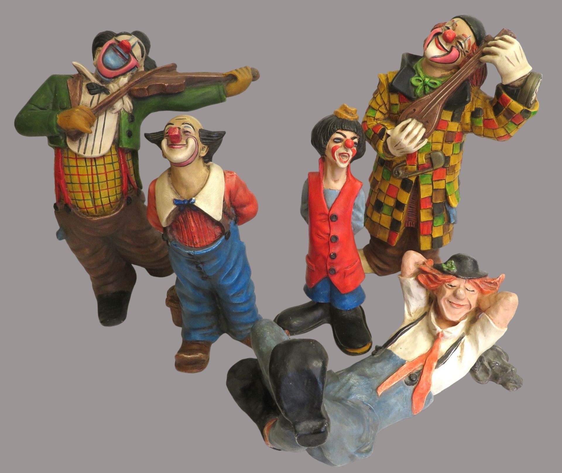 5 diverse Clownfiguren, Kunsthaus Litz, Masse farbig bemalt, gem., höchste Höhe 43 cm.