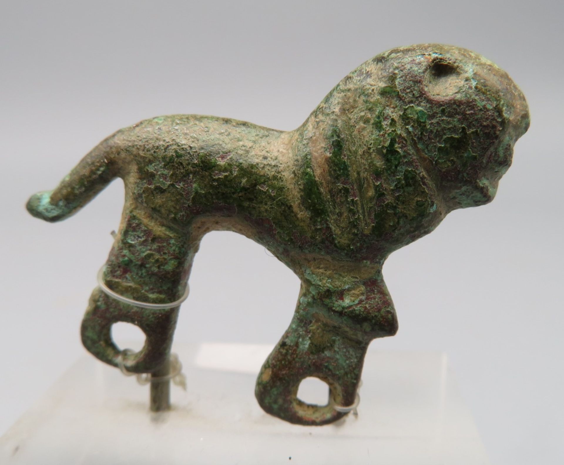 Antiker Rüstungsbeschläg in Gestalt eines stehenden Löwens, wohl Römisch, Bronze, 3 x 3,7 x 0,5 cm, - Image 2 of 2