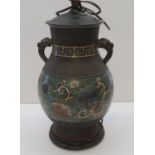 Elegante Cloisonné Vase, China, Bronze mit farbigem Zellenschmelz, Handhaben in Gestalt von Elefant