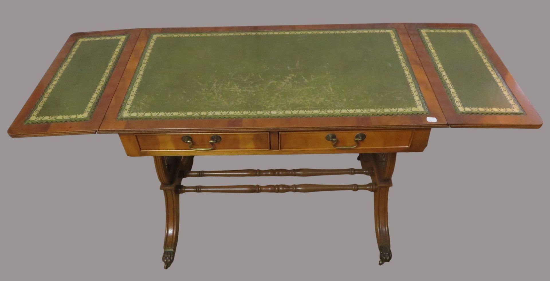 Schreibtisch mit Klappohren, England, 1. Hälfte 20. Jahrhundert, Edelholz, goldgeprägte Lederplatte - Image 3 of 3