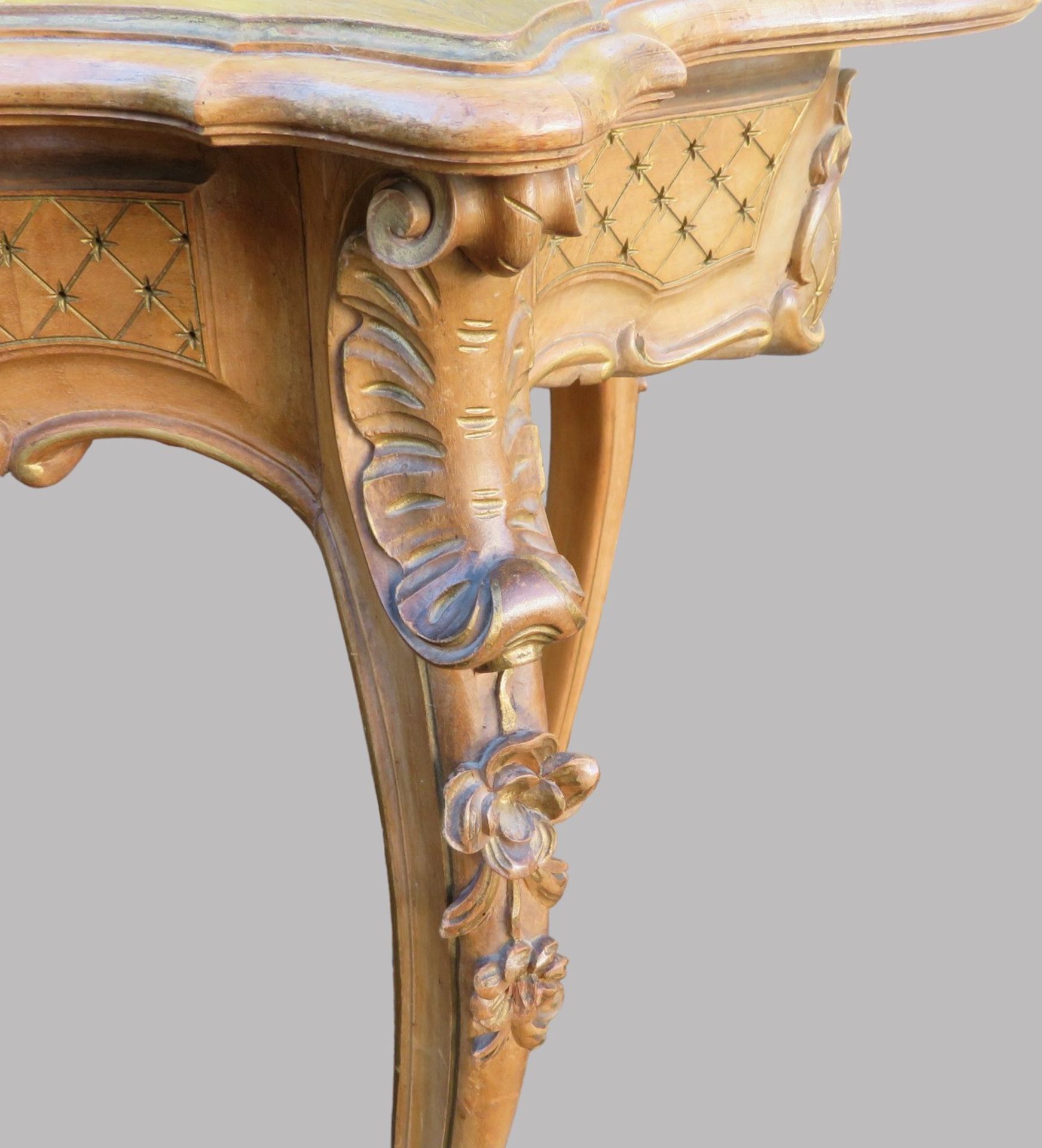 Tisch, Rokokostil, 19. Jahrhundert, Nussbaum beschnitzt, rest.bed., 74 x 90 x 54 cm. - Image 3 of 3