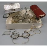 Sammlung von 29 diversen, alten Brillen und Zwickern.