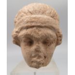 Terrakotta Kopf einer Frau mit Kopfband, wohl Hellenistisch/Römisch, 323 v. Chr. bis 30 v. Chr., Au