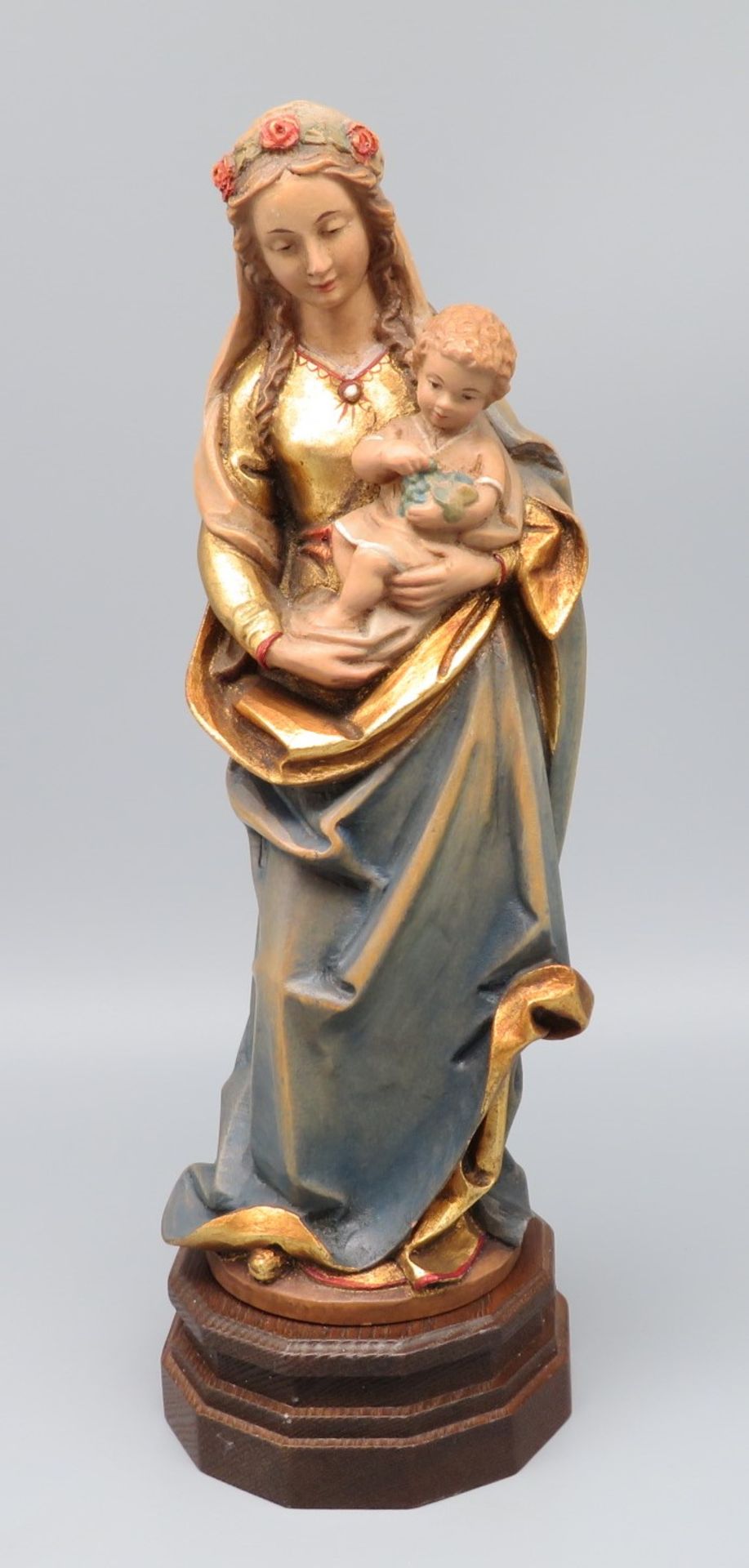 Stehende Madonna mit Kind, Holz geschnitzt, farbig gefasst und vergoldet, auf Sockel, 26,5 x 9 cm.