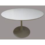 Tisch im Stil Eero Saarinens, Fuß Metall Weiß gelackt, Platte Schichtholz Weiß gelackt (besch.), h