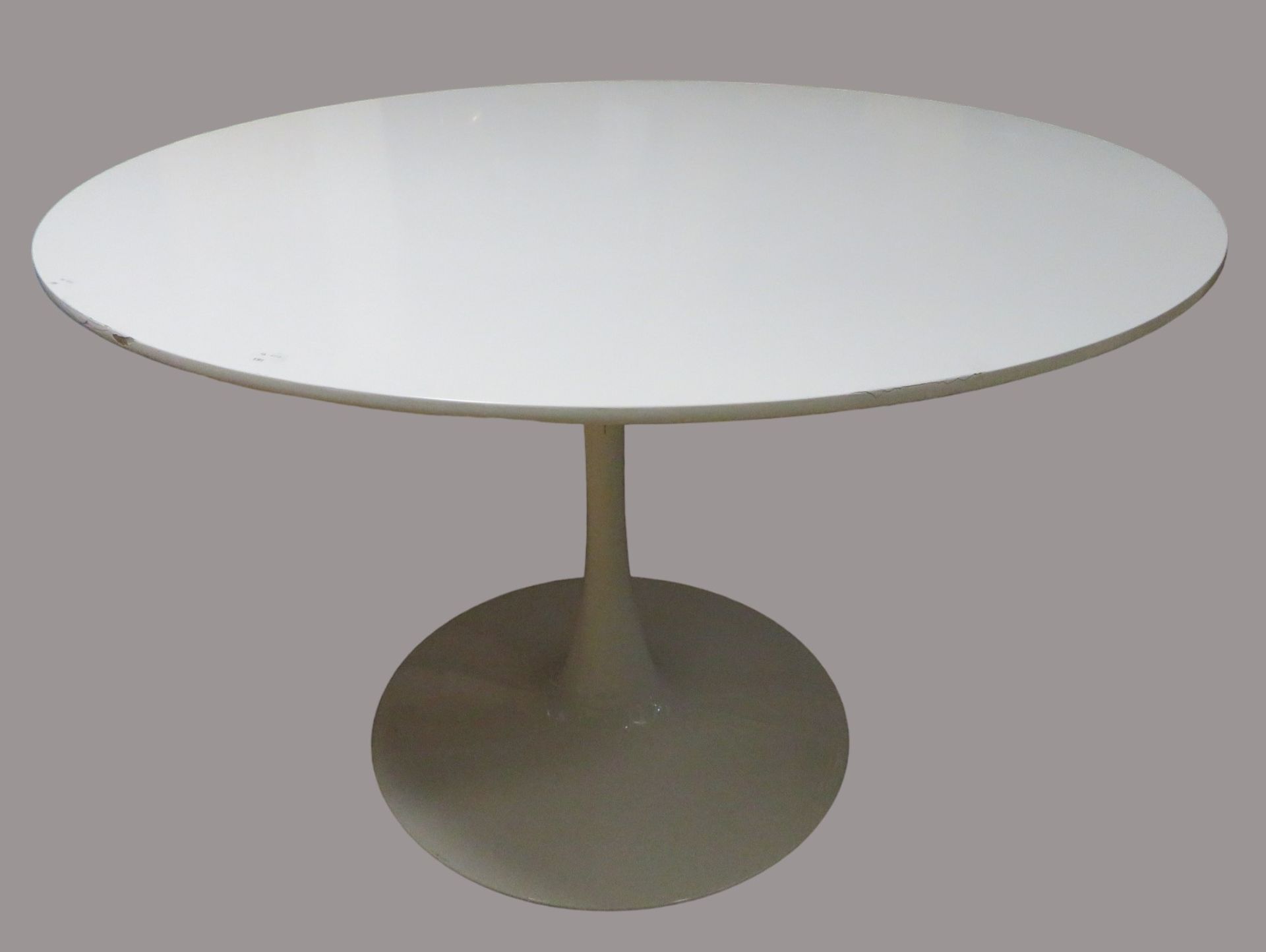 Tisch im Stil Eero Saarinens, Fuß Metall Weiß gelackt, Platte Schichtholz Weiß gelackt (besch.), h 