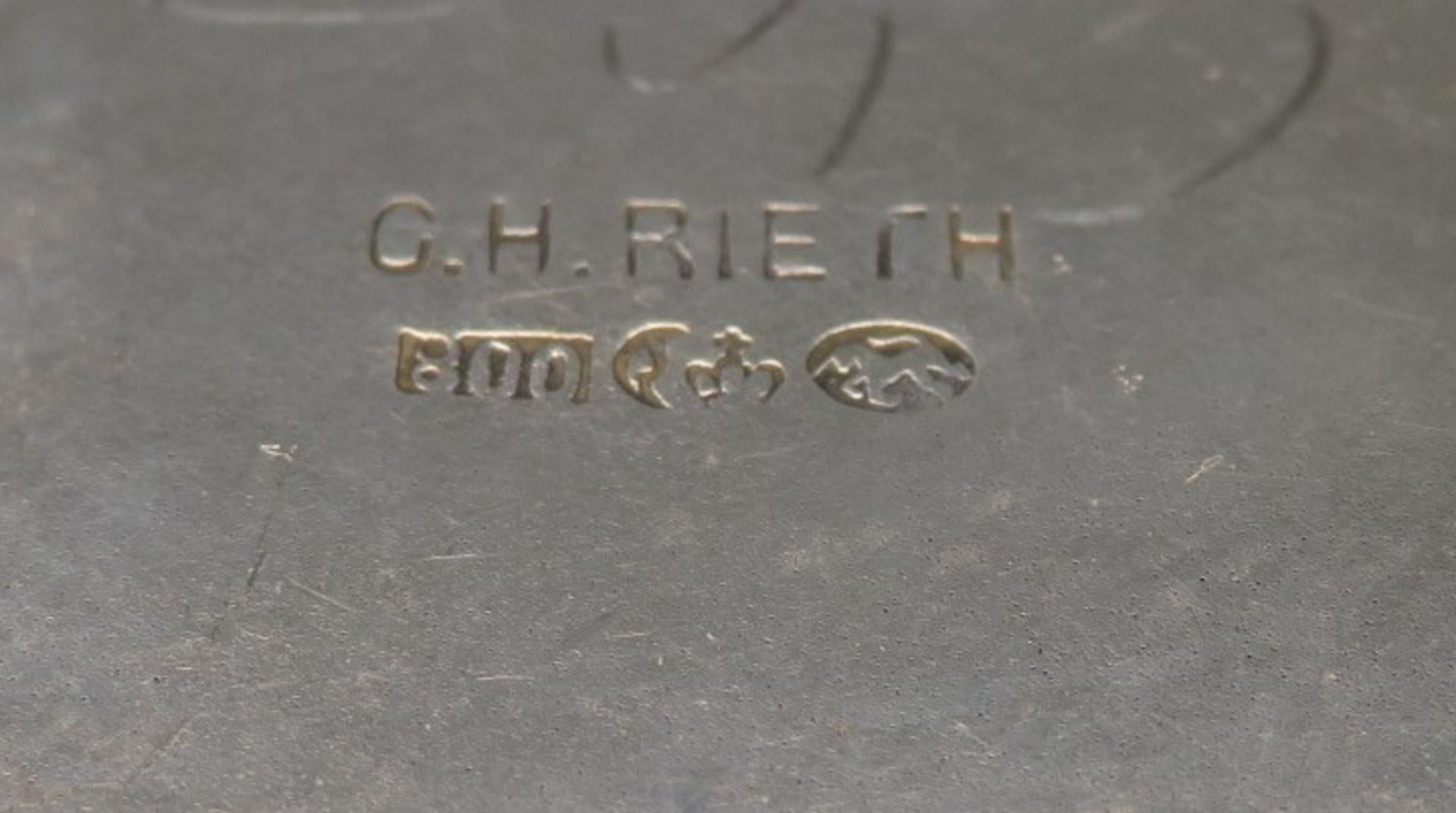 Hoher Becher mit monogrammiertem Adelswappen, Gravur "Glücksscheibe I. Preis", Silber 800/000, punz - Bild 3 aus 3