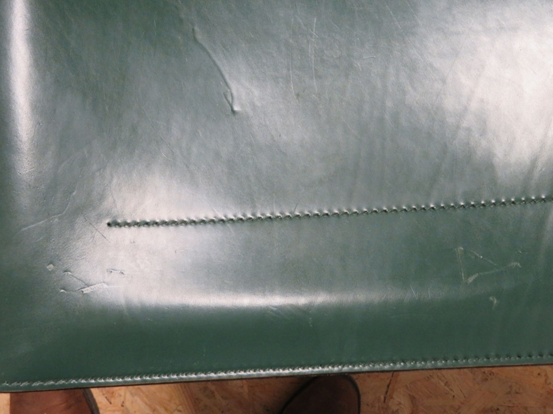 2 Designer Armlehnstühle, geschwärztes Metall mit grünem Lederbezug, gem. "Matteo Grassi", Gebrauch - Image 3 of 3