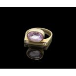 Damenring, facettierter Amethyst, Schauseite mit geradem Steg, dieser besetzt mit 2 Brillanten, zus