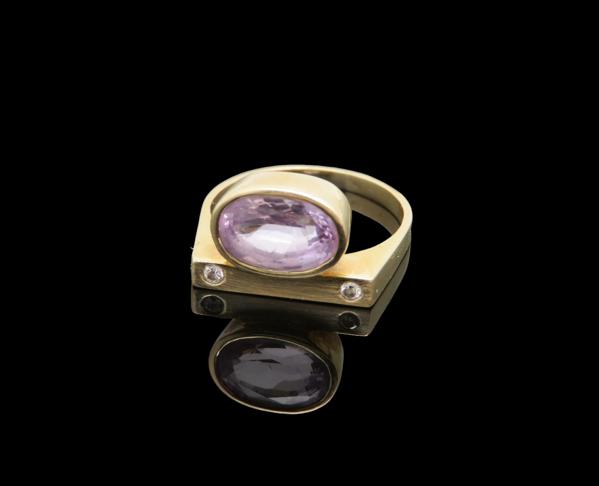 Damenring, facettierter Amethyst, Schauseite mit geradem Steg, dieser besetzt mit 2 Brillanten, zus