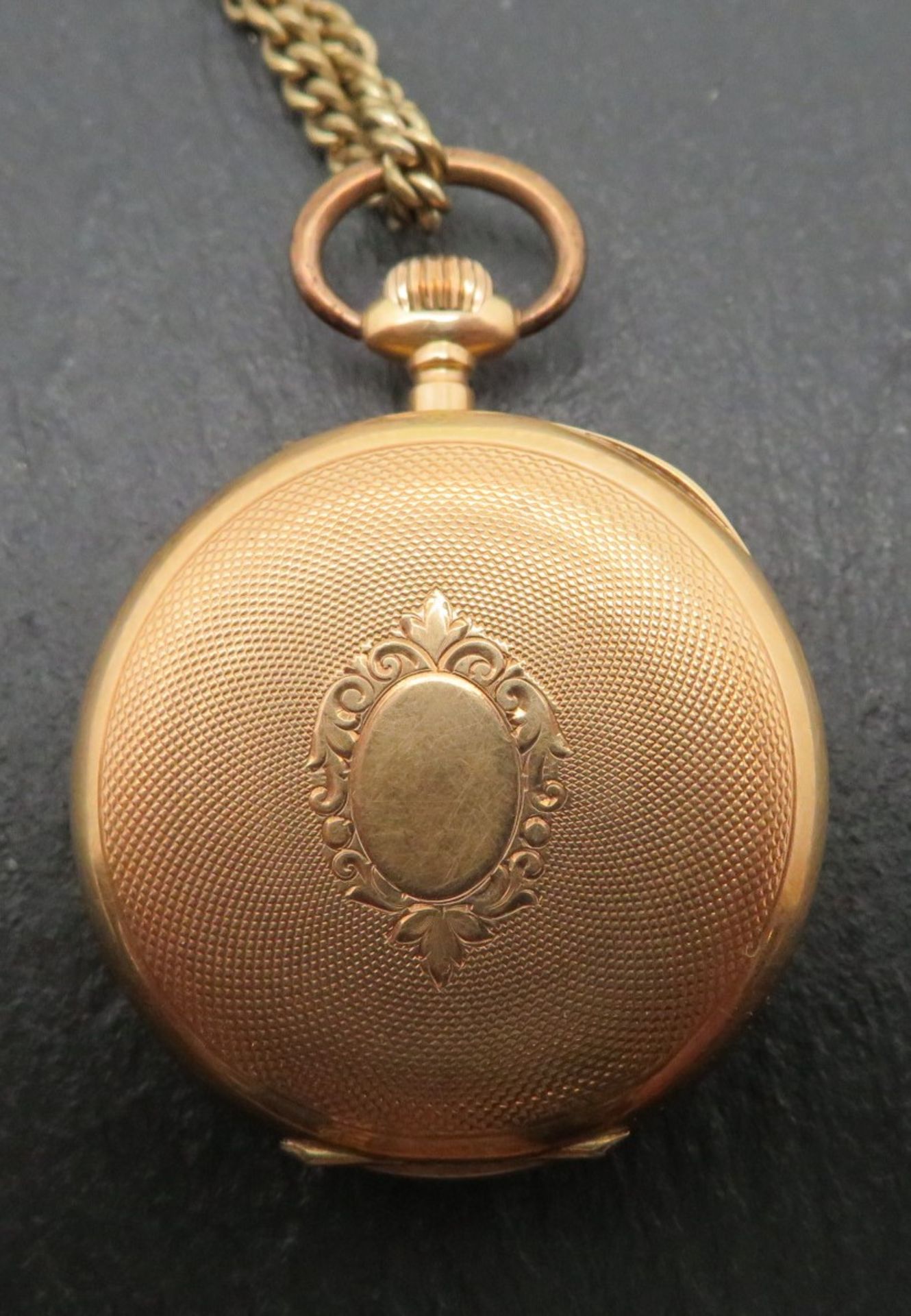 Damentaschenuhr an vergoldeter Uhrenkette, Gehäuse Gelbgold 585/000, punziert, Innendeckel Metall, - Image 2 of 3